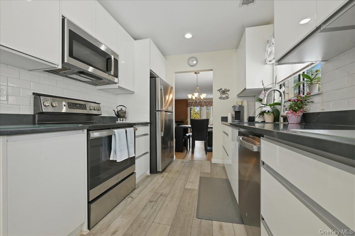 #7 photo, 31 Stanford Court, Wantagh , NY 11793