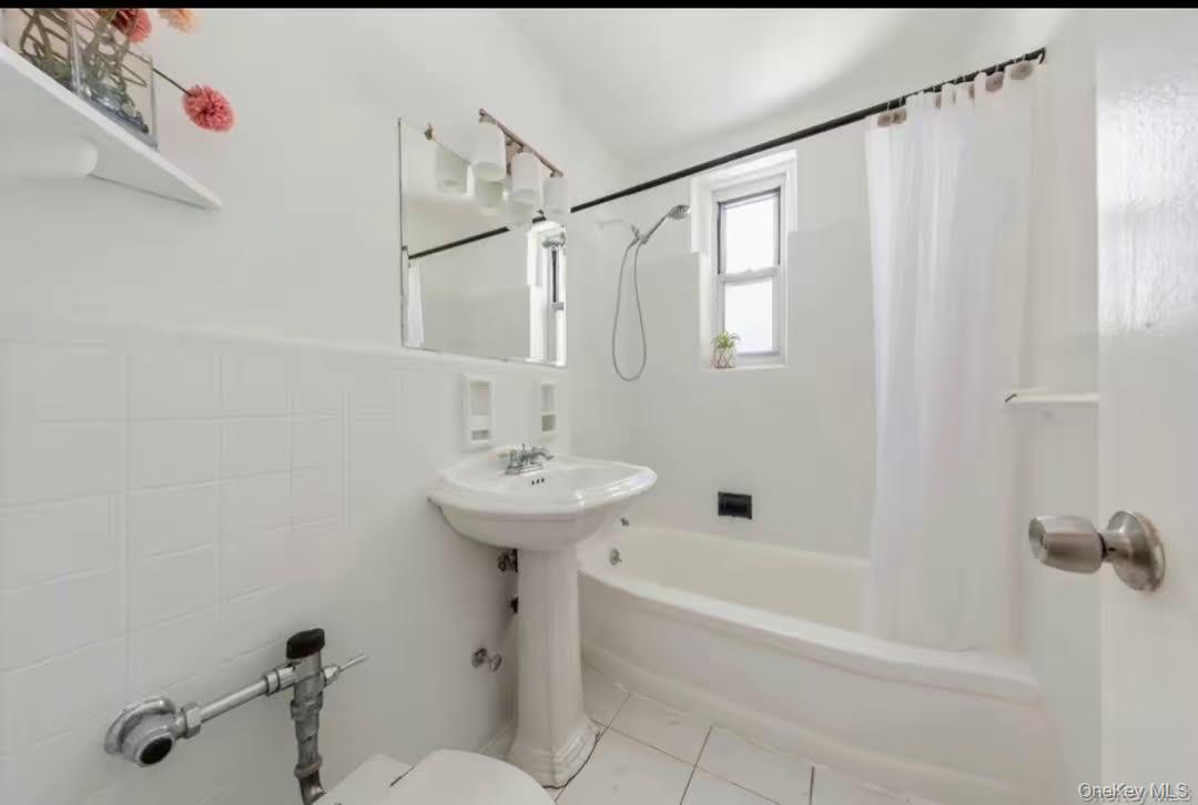 #8 photo, 3304 93rd Street, 뉴욕퀸즈 Jackson Heights , NY 11372