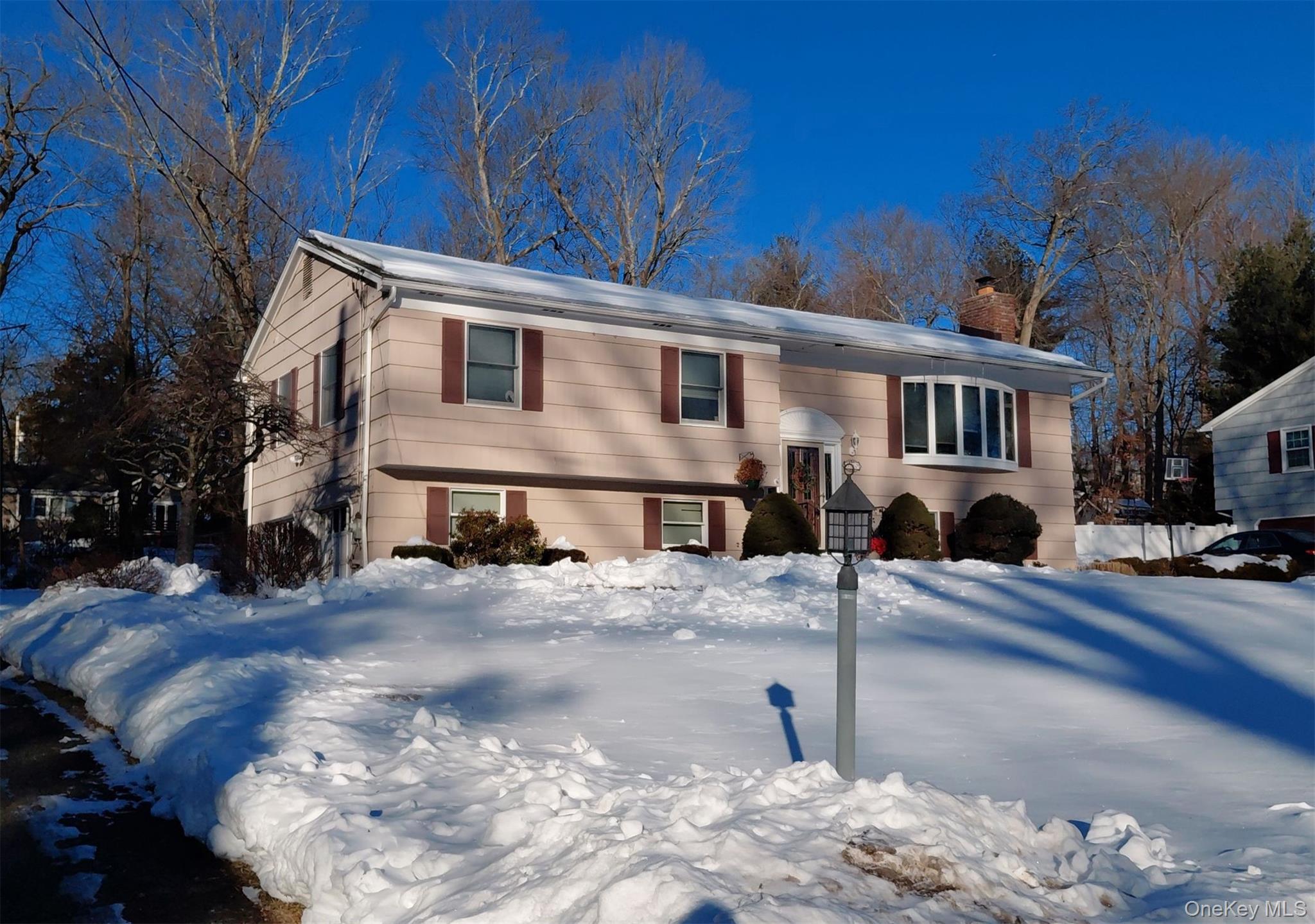 #1 photo, 557 Babbling Brook Lane, 뉴욕주 Valley Cottage , NY 10989