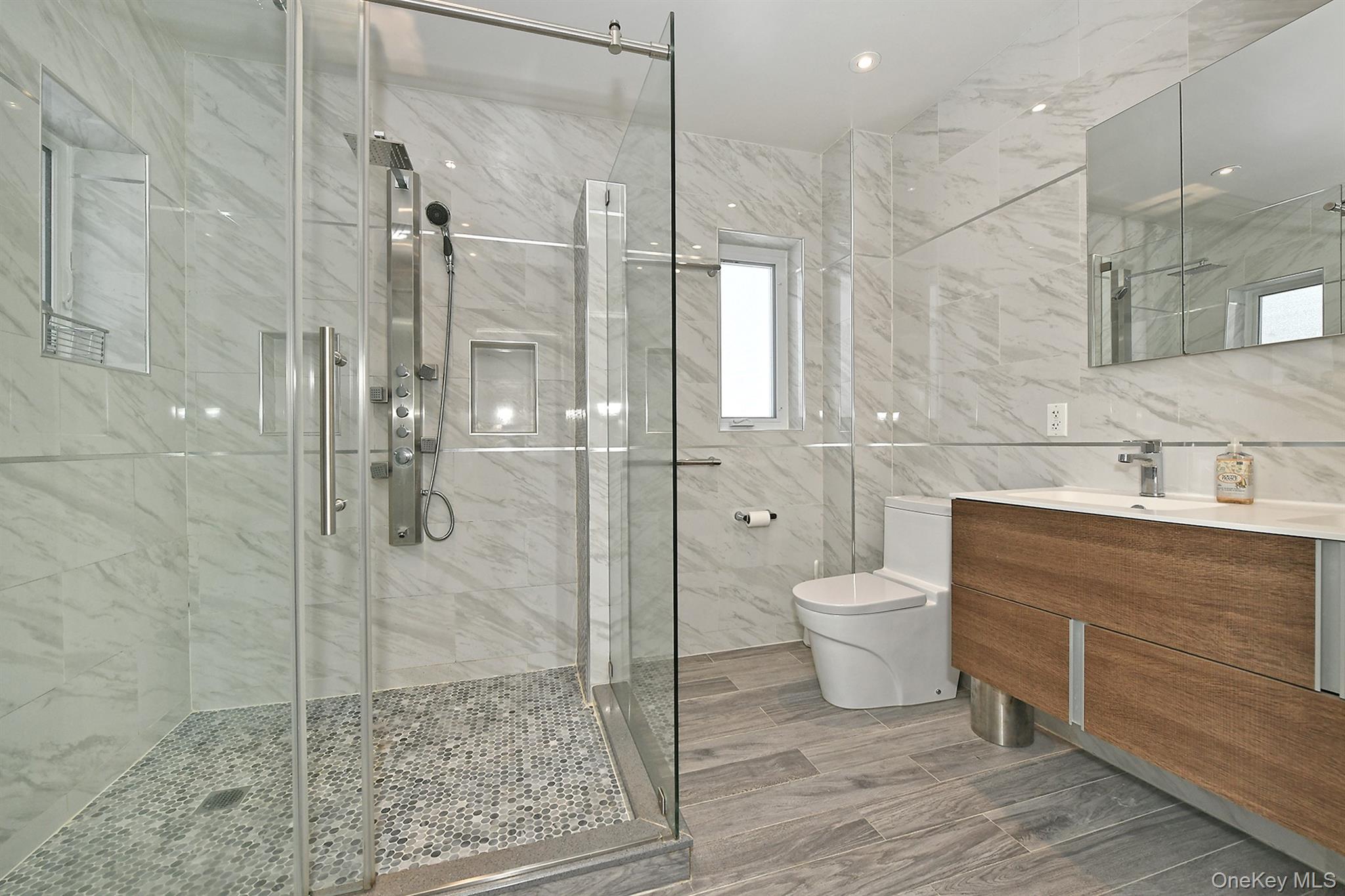 #19 photo, 222-03 Kingsbury Avenue, קווינס Bayside , NY 11364