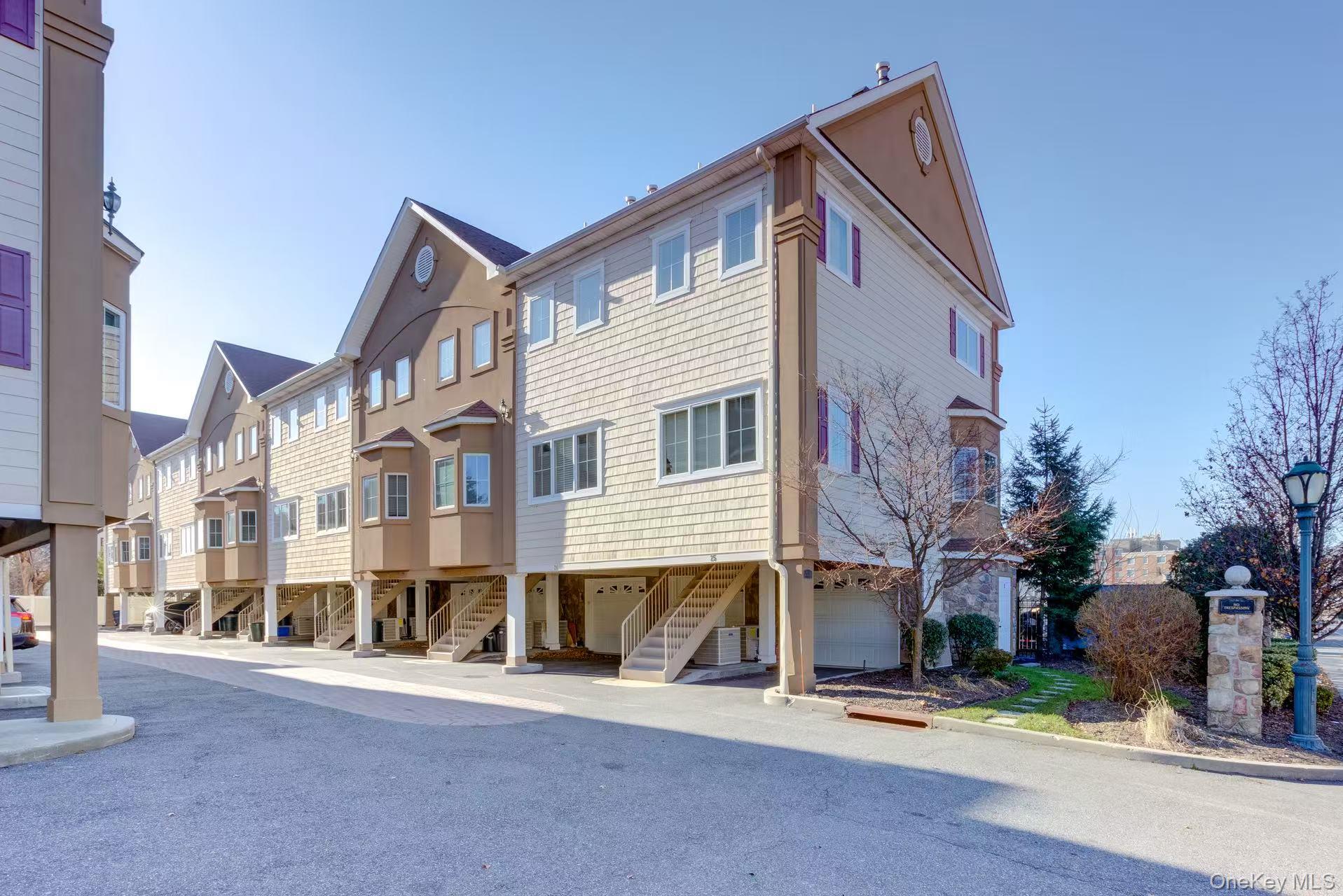 #3 photo, 330 Maple Avenue, নাসাউ কাউন্টি Westbury , NY 11590