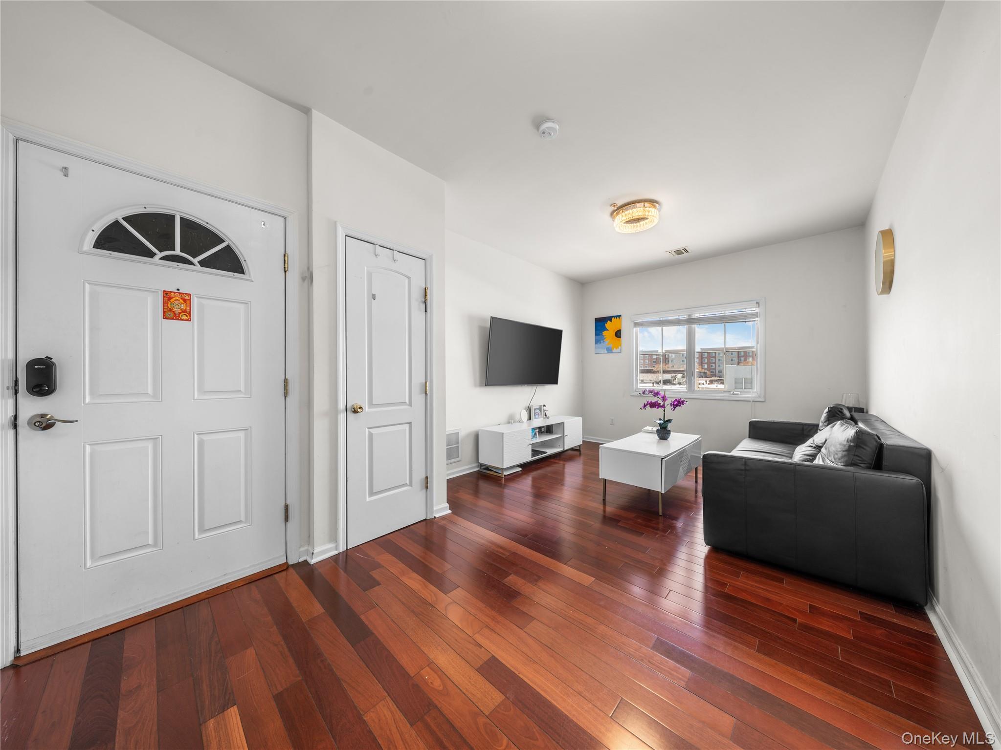 #5 photo, 330 Maple Avenue, নাসাউ কাউন্টি Westbury , NY 11590