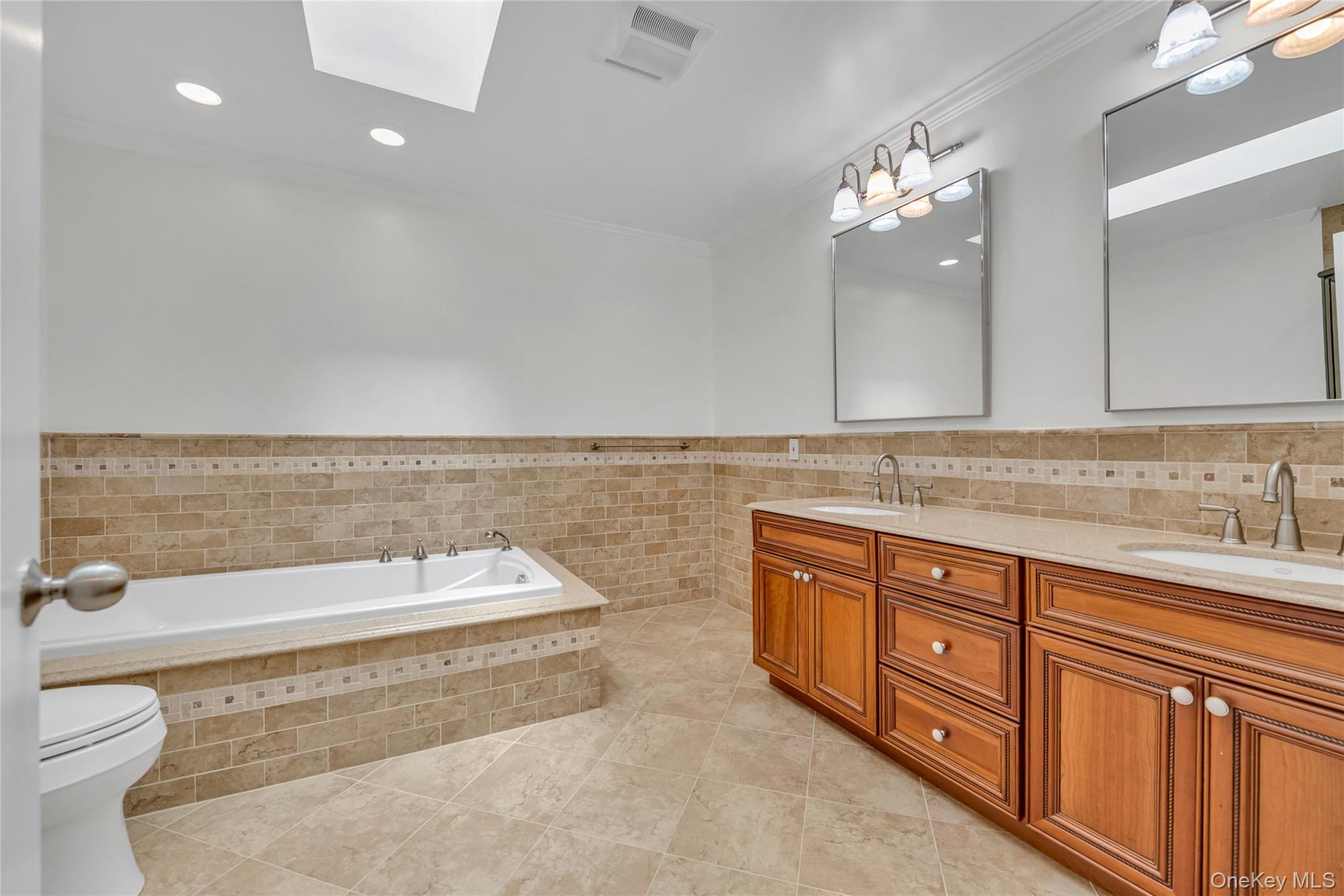 #18 photo, 42 Windsor Gate Drive, New Hyde Park , NY 11040