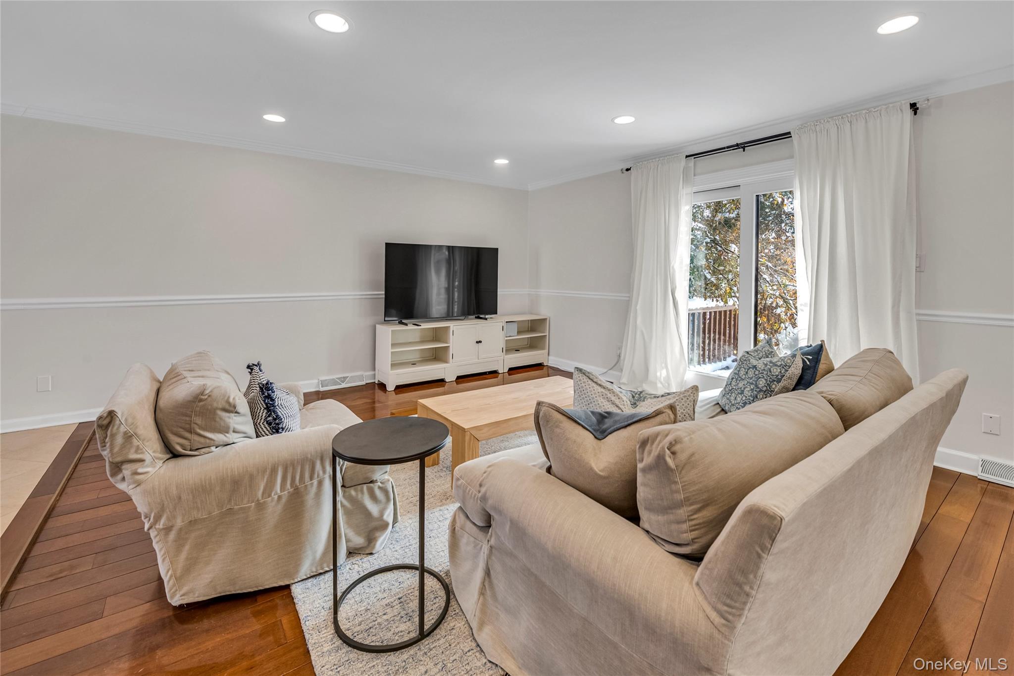 #4 photo, 42 Windsor Gate Drive, New Hyde Park , NY 11040