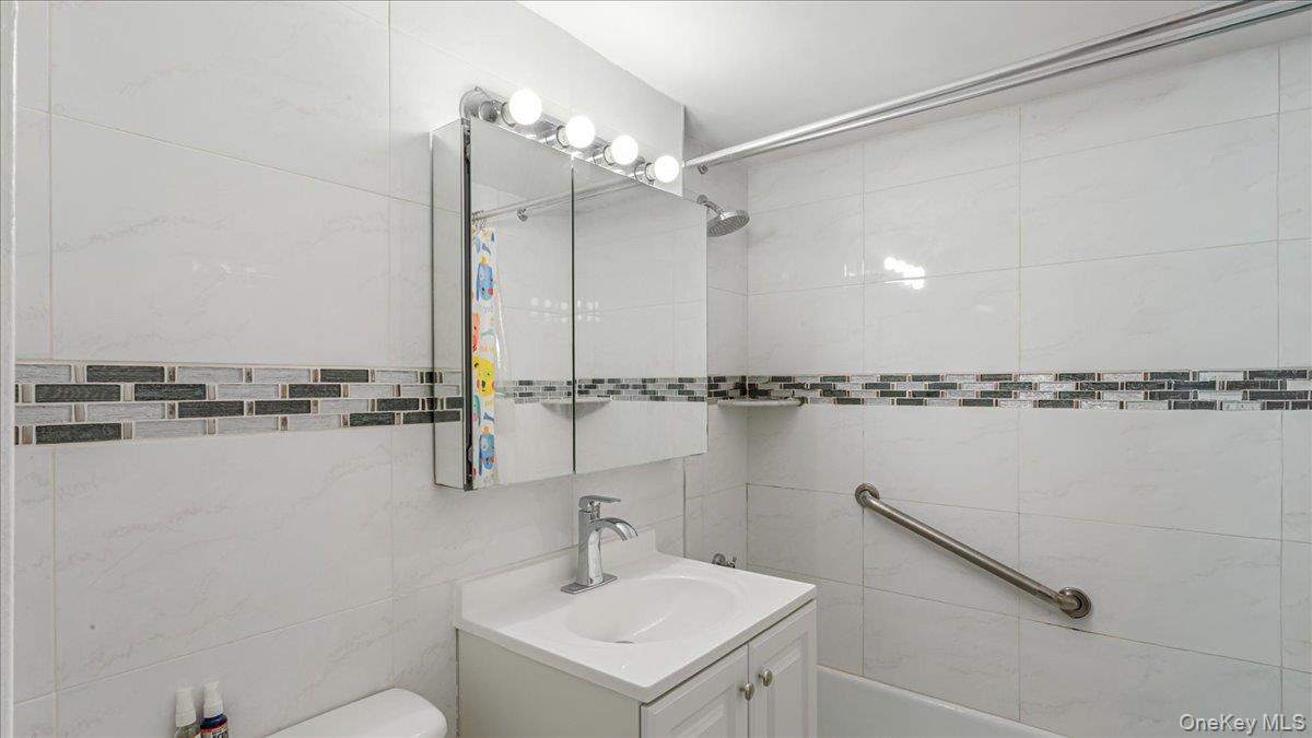 #5 photo, 61-35 98th St, Rego Park , NY 11374
