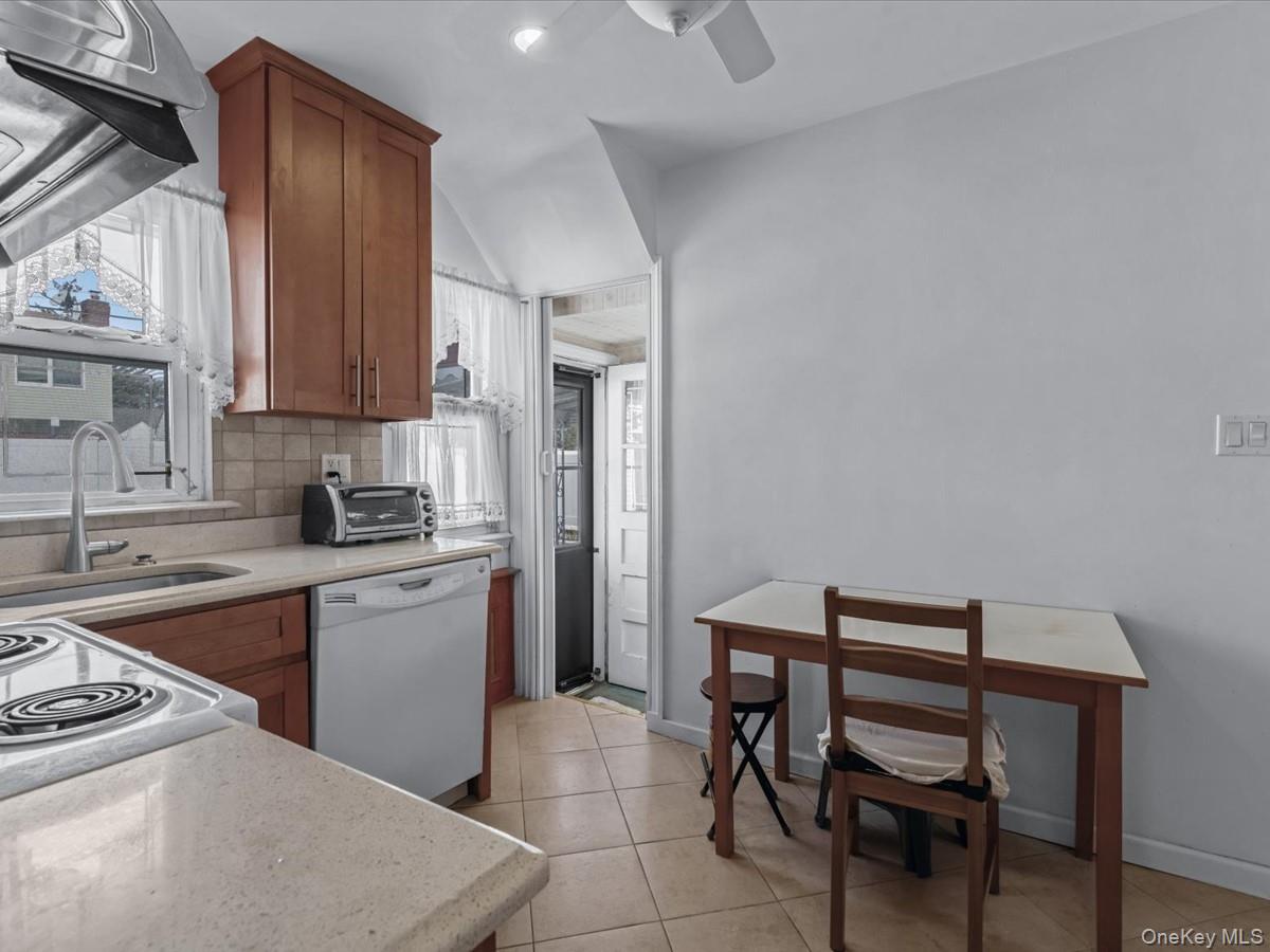 #8 photo, 38 Leslie Lane, ناسو New Hyde Park , NY 11040