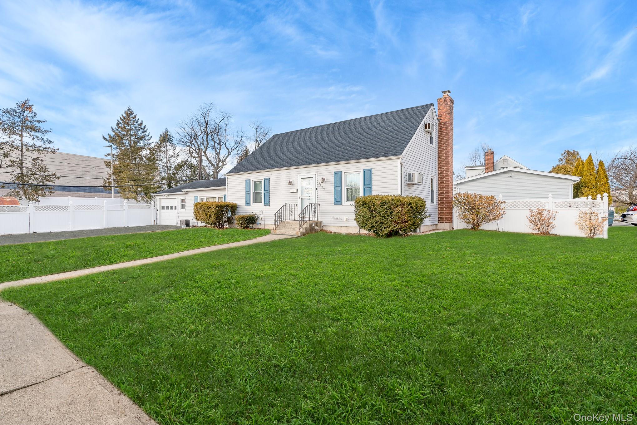 #3 photo, 3683 Hawk Road, מחוז נסאו Levittown , NY 11756