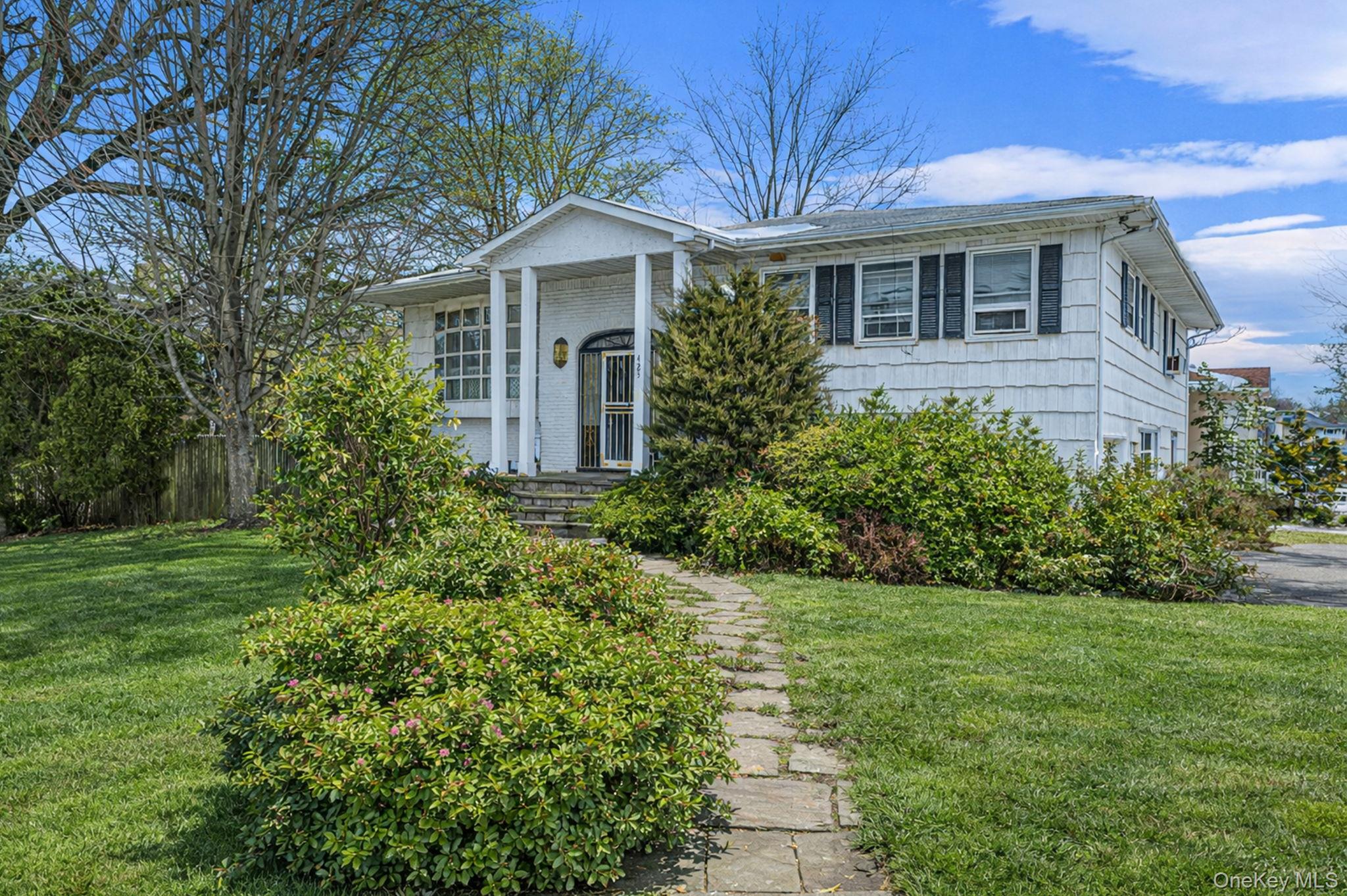 #1 photo, 425 Old Courthouse Road, ناسو Manhasset Hills , NY 11040