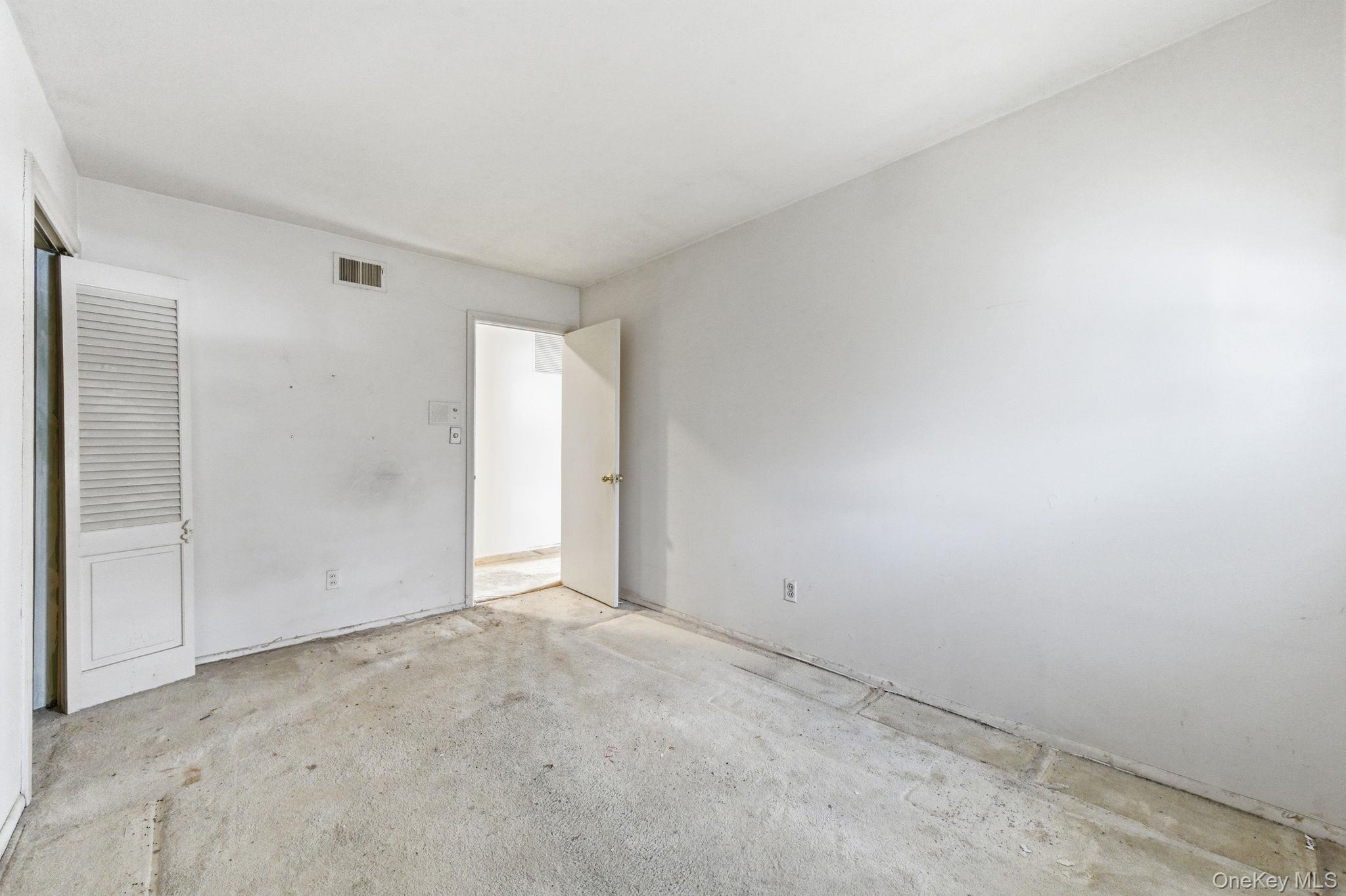 #16 photo, 425 Old Courthouse Road, ناسو Manhasset Hills , NY 11040