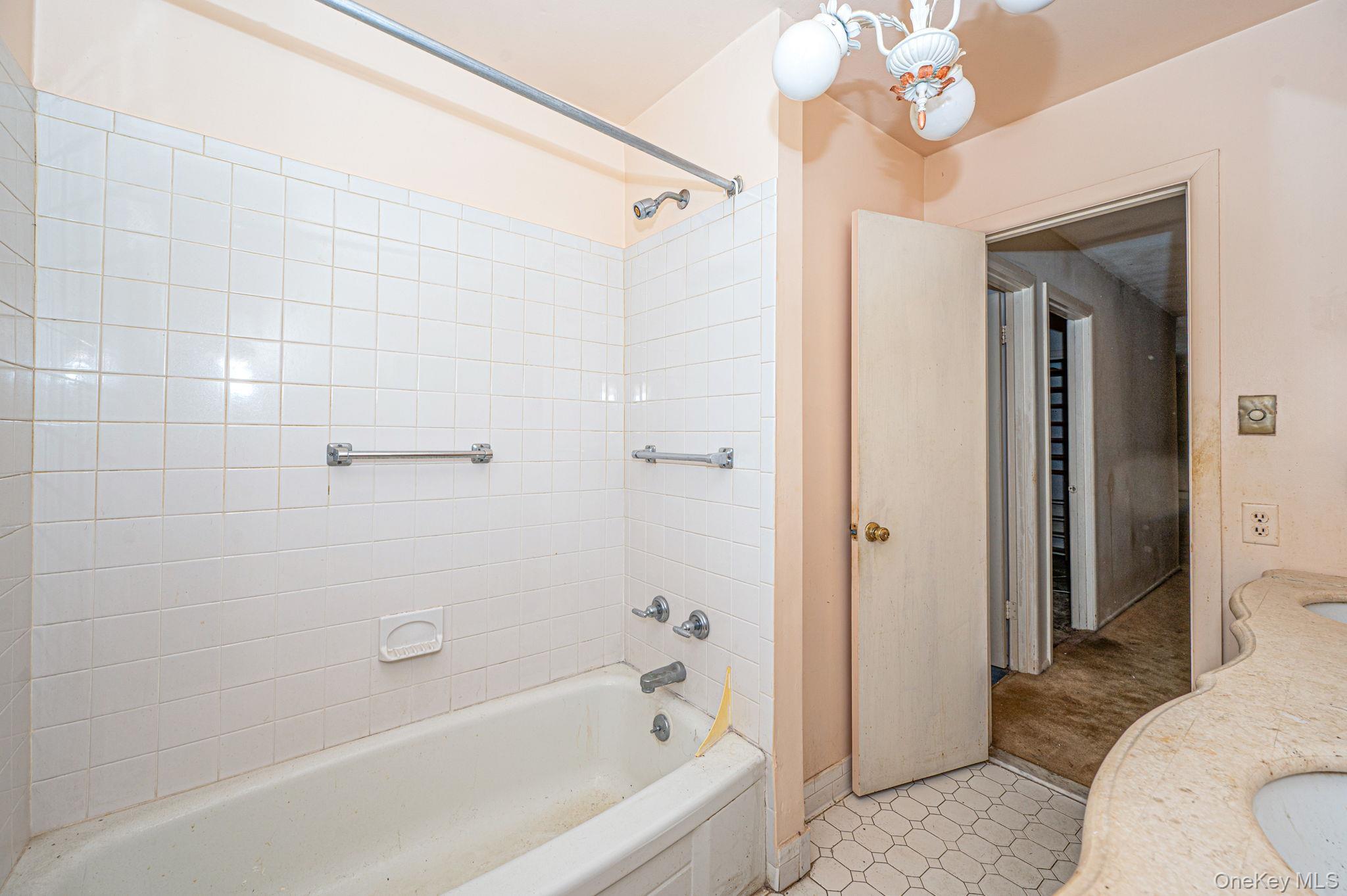 #20 photo, 425 Old Courthouse Road, ناسو Manhasset Hills , NY 11040