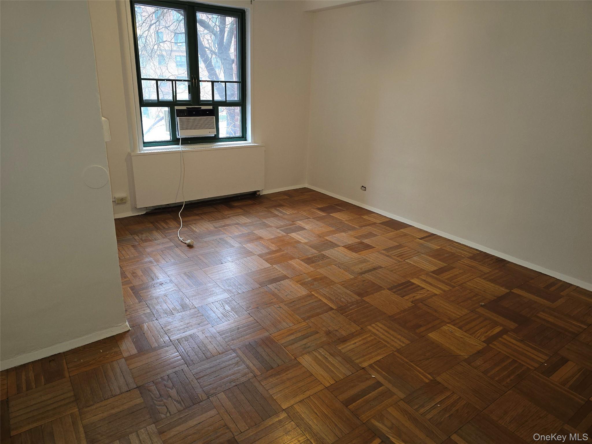 #8 photo, 1530 Metropolitan Avenue, Bronx , NY 10462