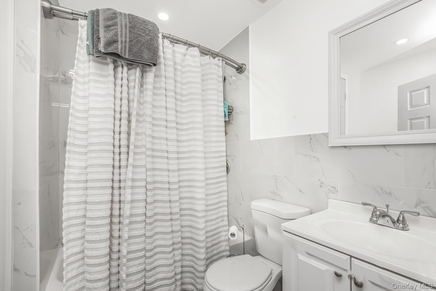 #8 photo, 819 E 223rd Street, Bronx , NY 10466