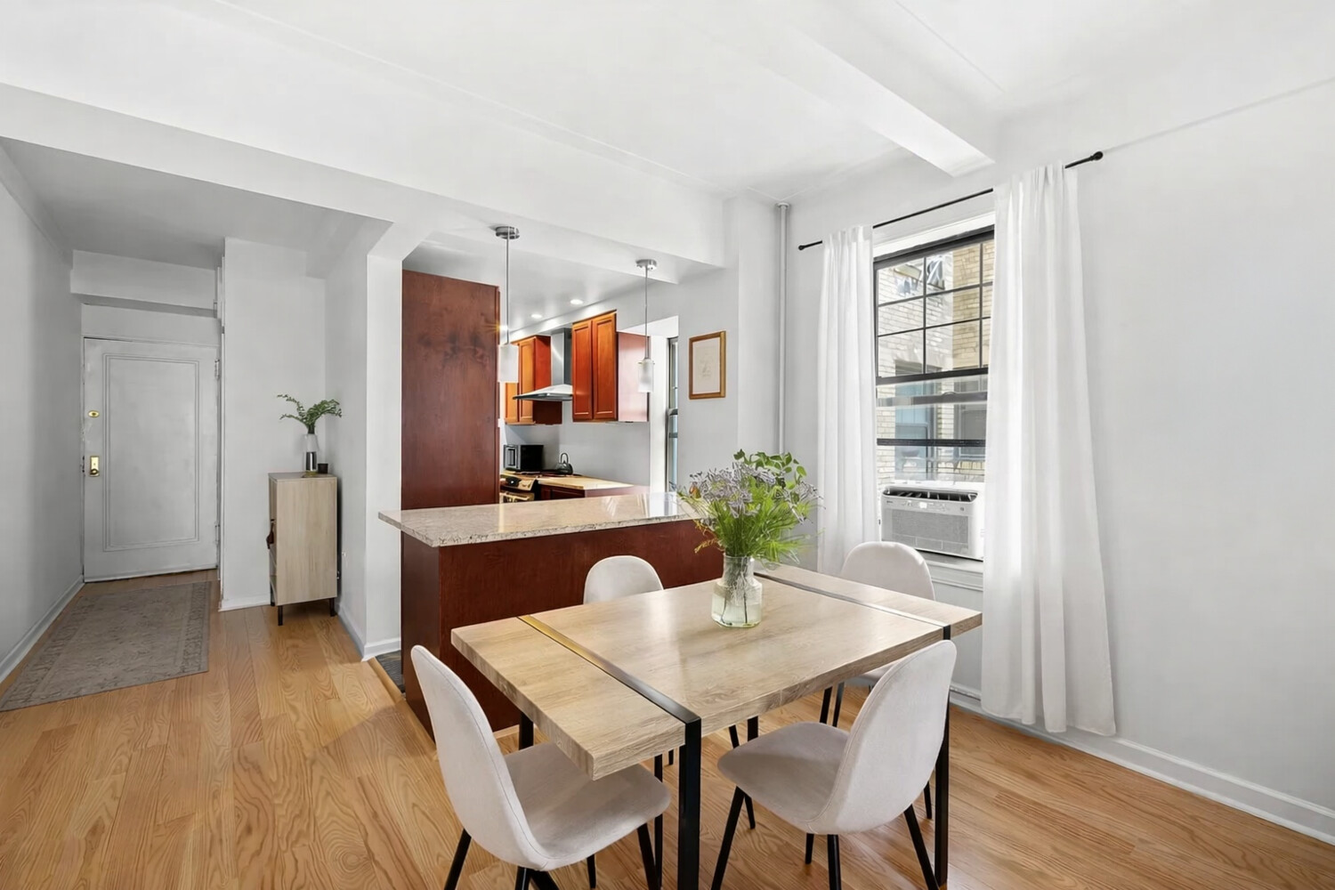 #4 photo, 141 E 3RD Street, 맨해튼 East Village , NY 10009