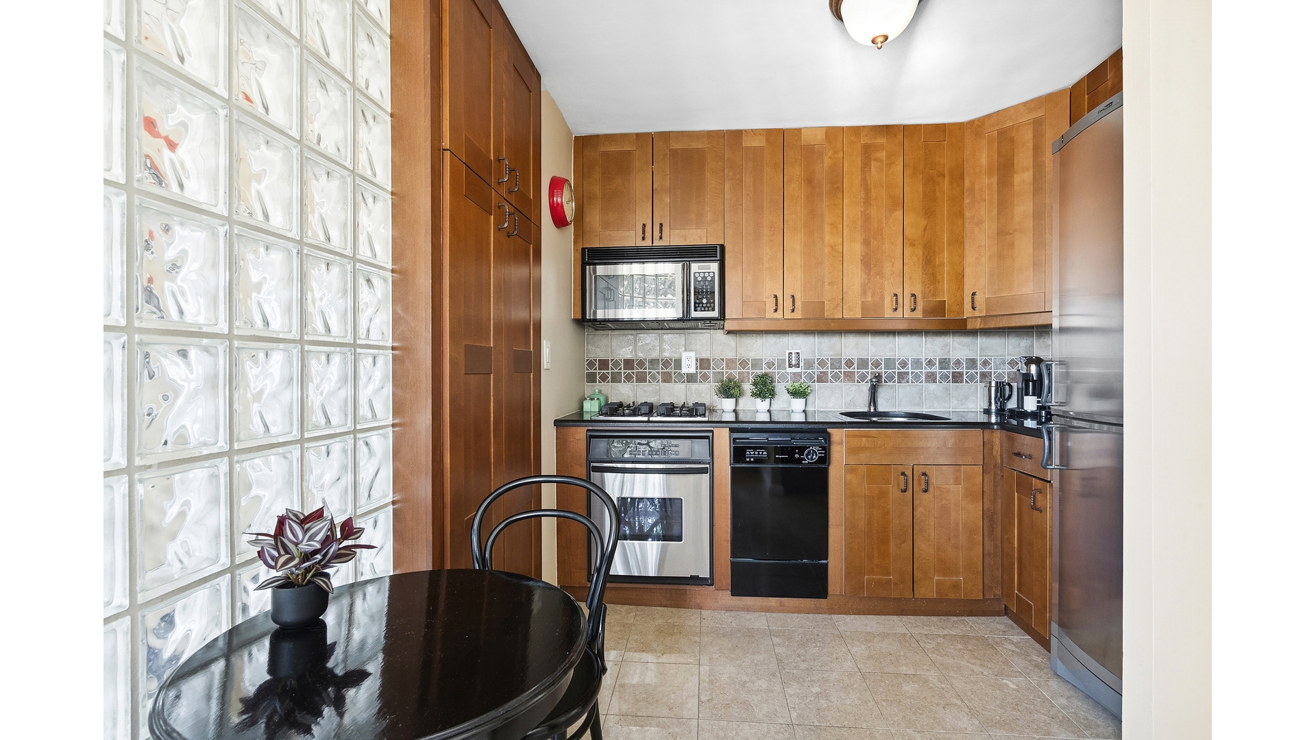 #4 photo, 353 E 72ND Street, מנהטן Lenox Hill , NY 10021