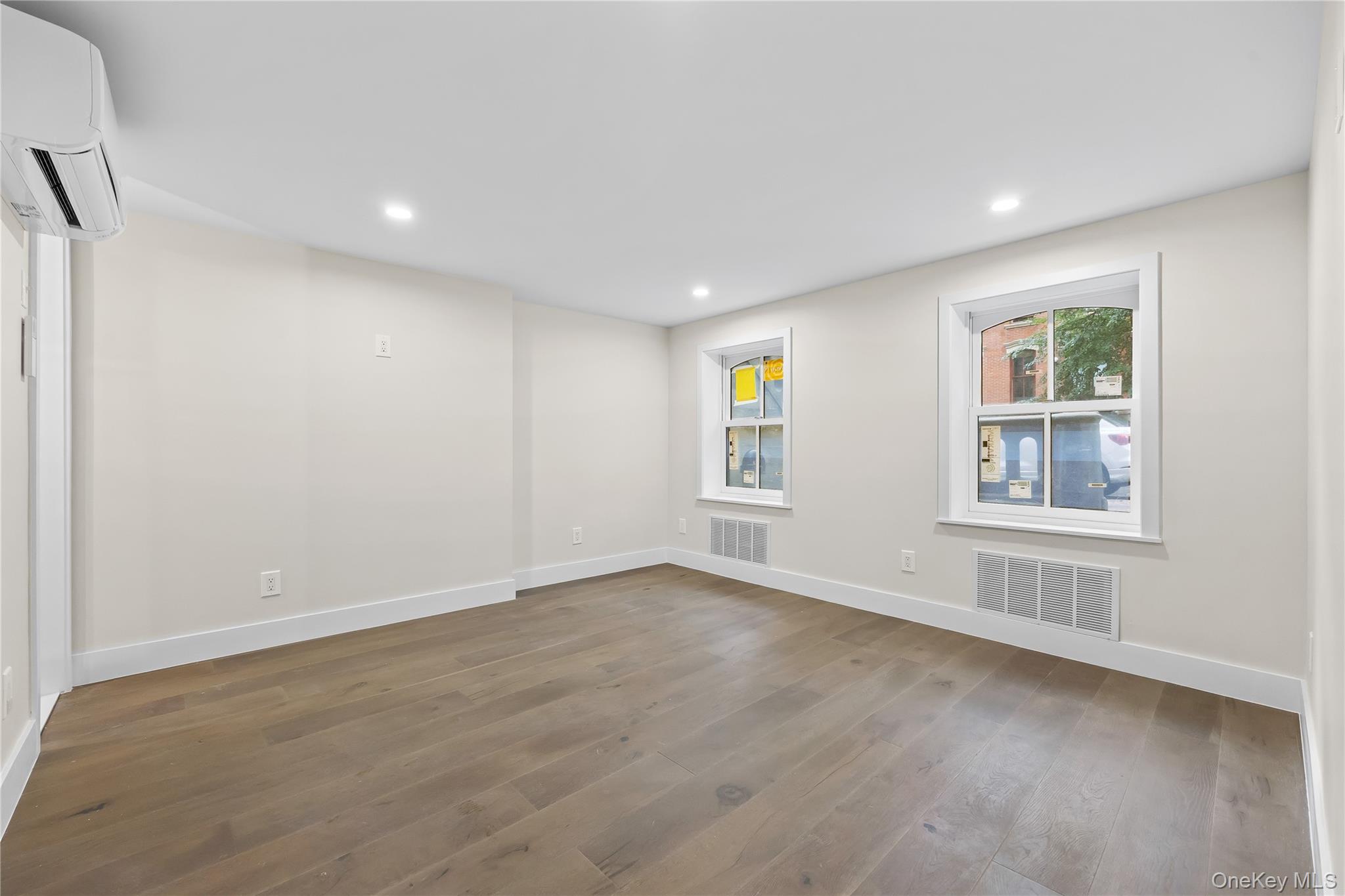 #12 photo, 2118 45th Avenue, 뉴욕퀸즈 Long Island City , NY 11101