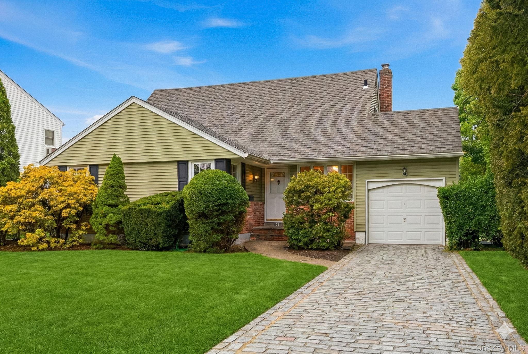 #1 photo, 208 Weyford Terrace, Garden City , NY 11530