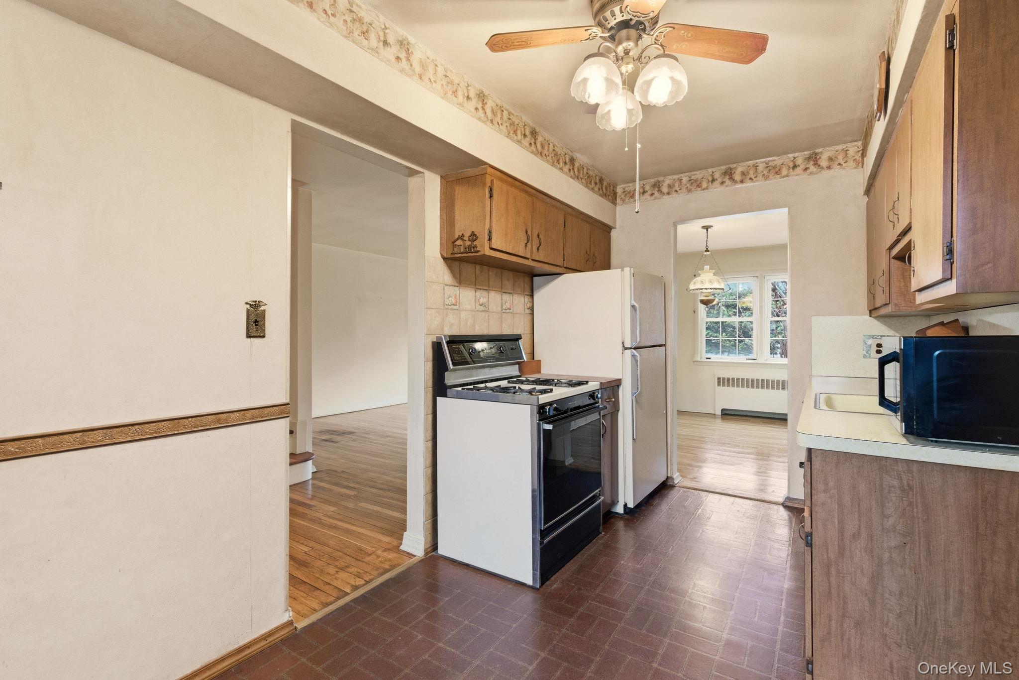 #11 photo, 208 Weyford Terrace, Garden City , NY 11530