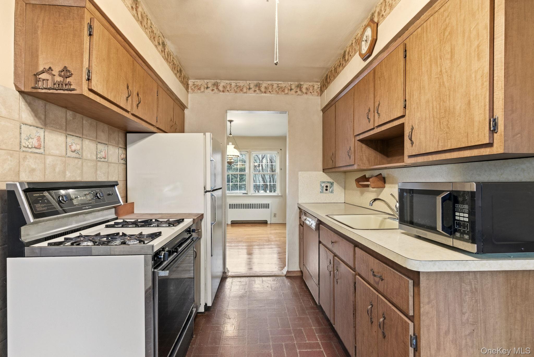 #12 photo, 208 Weyford Terrace, Garden City , NY 11530