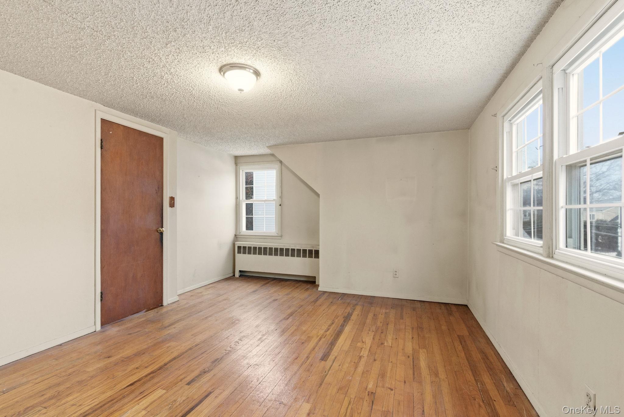 #19 photo, 208 Weyford Terrace, Garden City , NY 11530