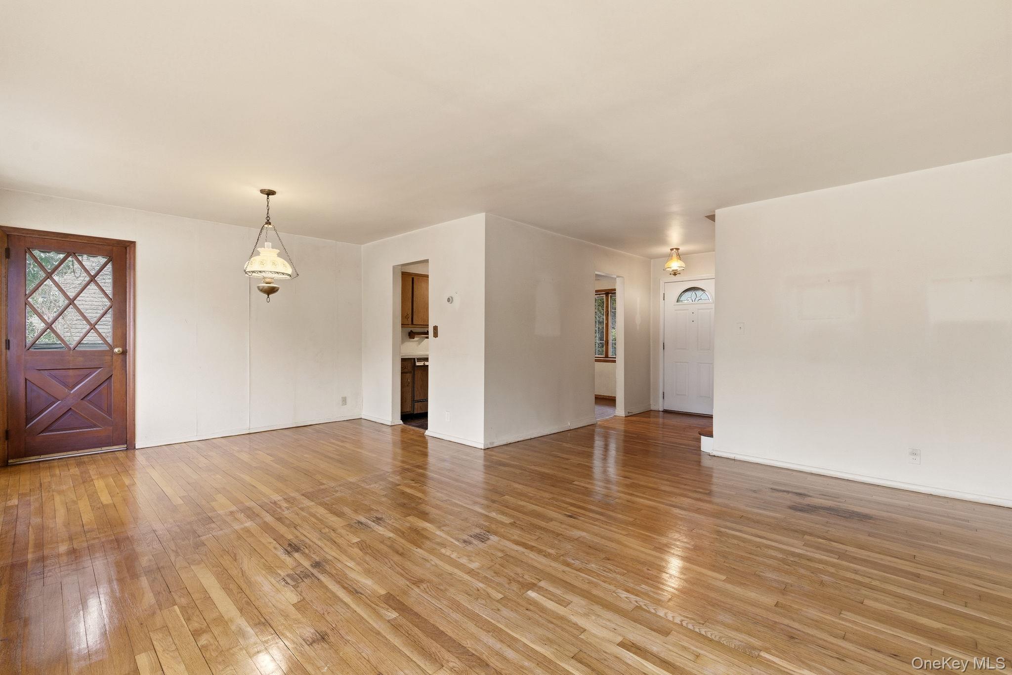 #4 photo, 208 Weyford Terrace, Garden City , NY 11530