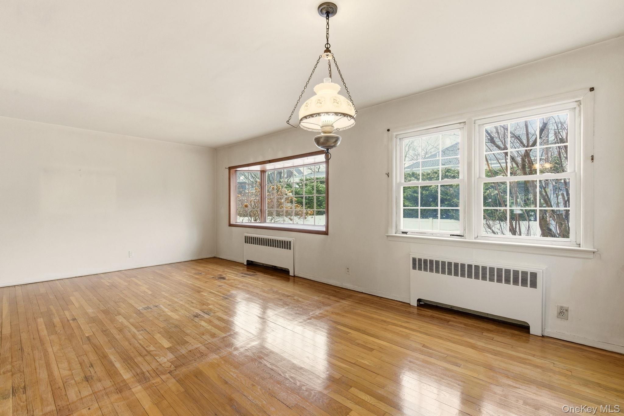 #7 photo, 208 Weyford Terrace, Garden City , NY 11530