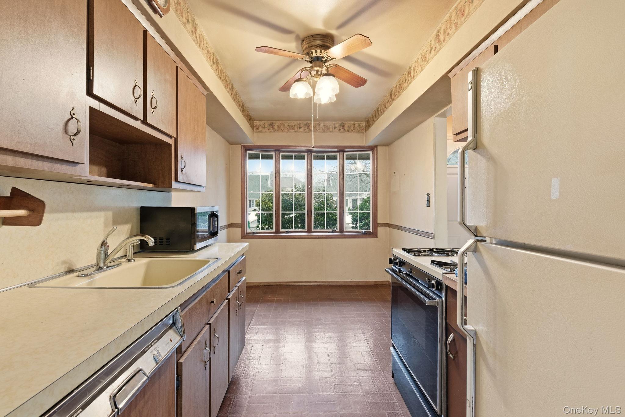 #9 photo, 208 Weyford Terrace, Garden City , NY 11530