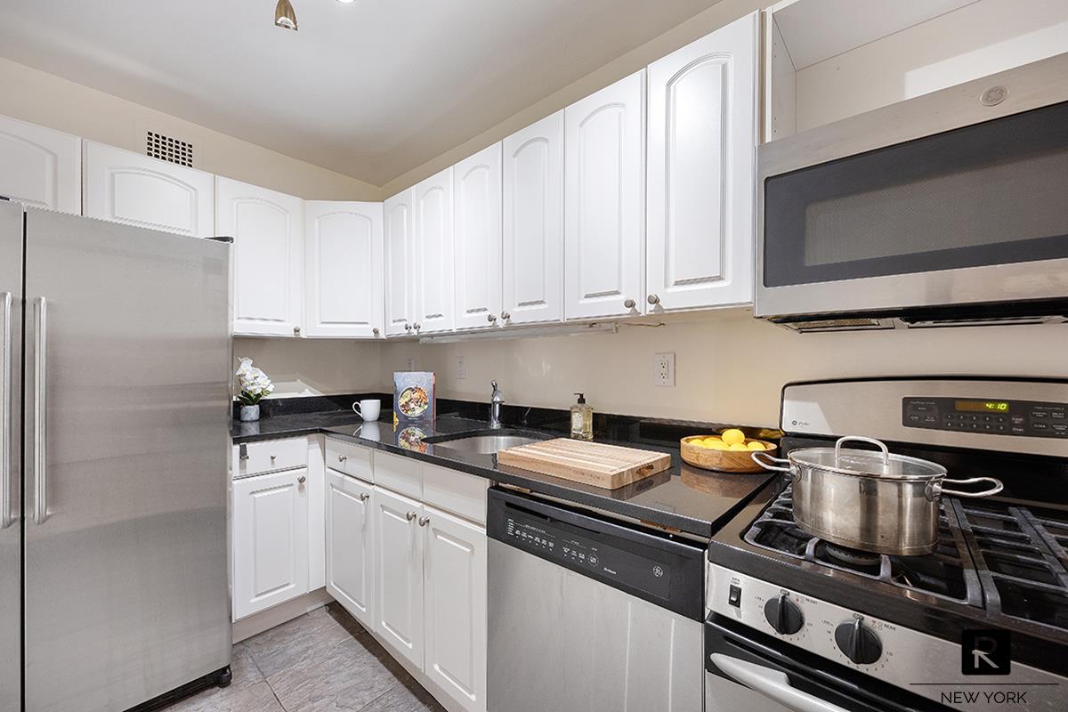 #8 photo, 77 W 55th Street, Midtown West , NY 10019