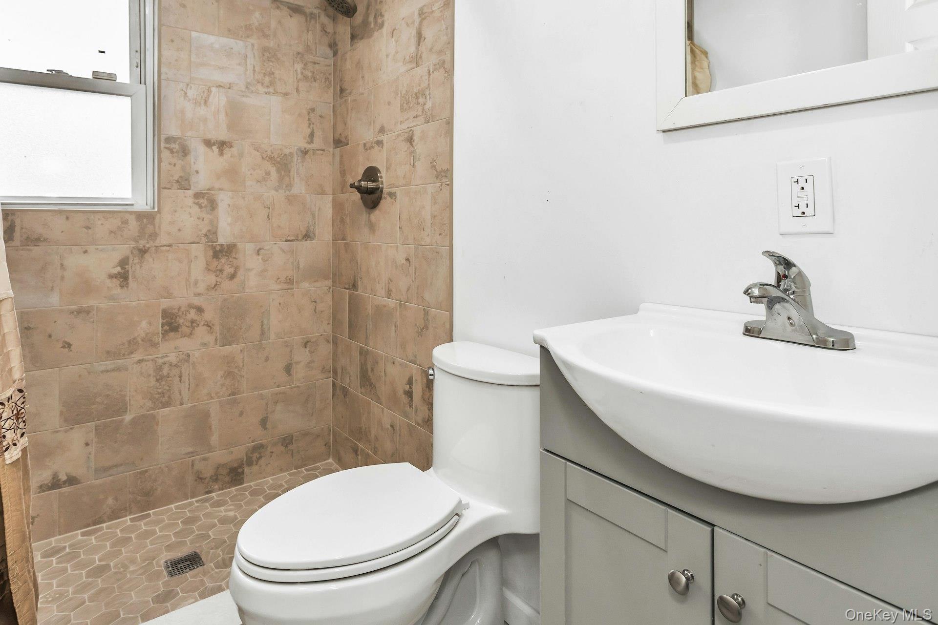 #16 photo, 56 Dowsing Place, Amityville , NY 11701