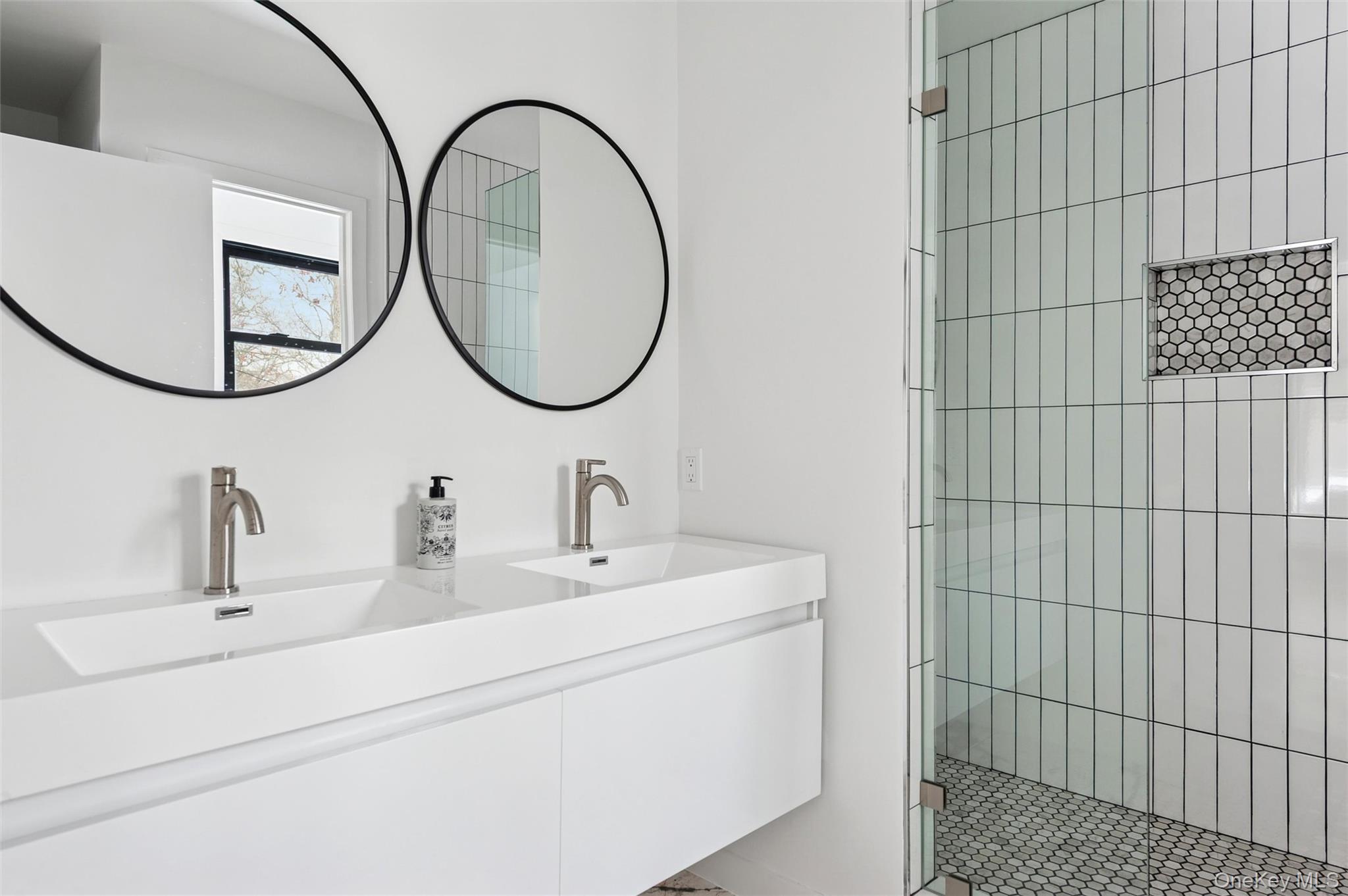 #11 photo, 10 Hampton Street, מחוז סאפוק Westhampton Beach , NY 11978