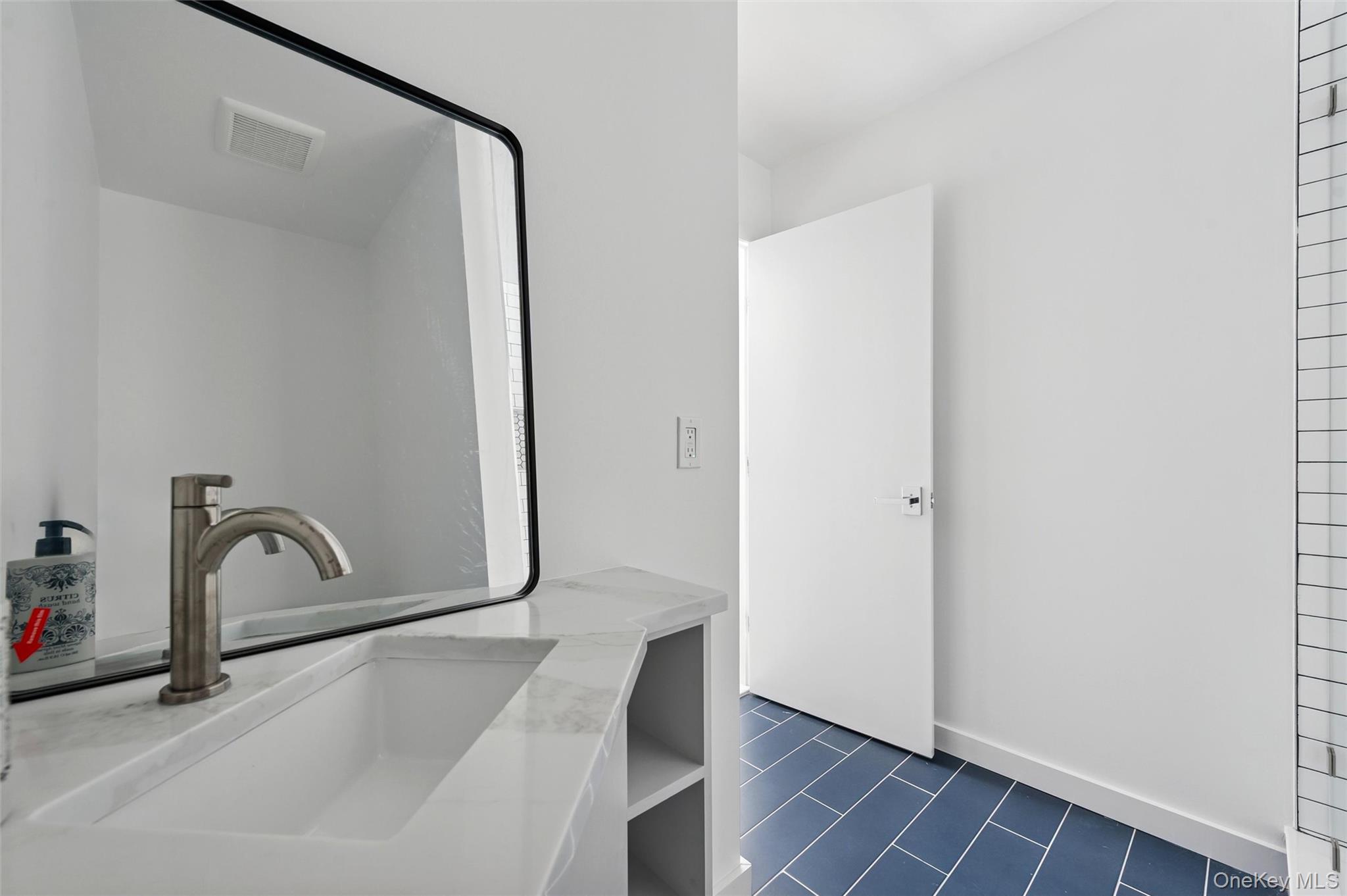 #14 photo, 10 Hampton Street, מחוז סאפוק Westhampton Beach , NY 11978