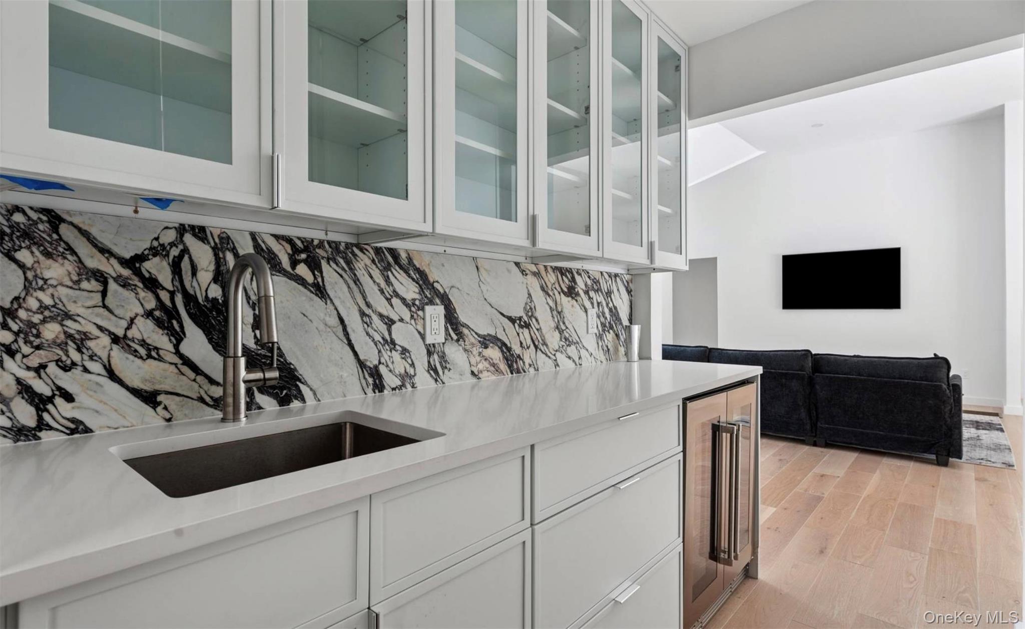 #19 photo, 10 Hampton Street, מחוז סאפוק Westhampton Beach , NY 11978