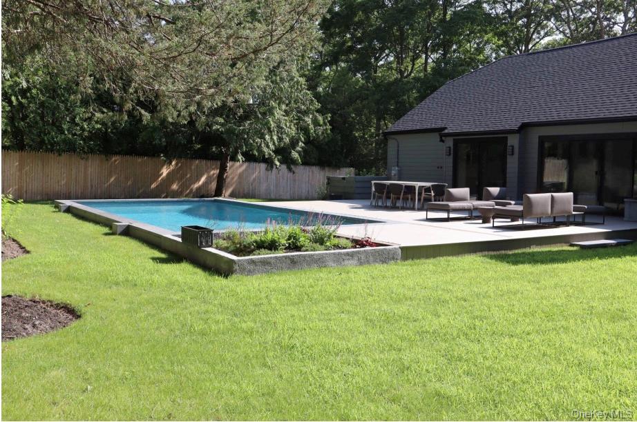 #2 photo, 10 Hampton Street, מחוז סאפוק Westhampton Beach , NY 11978