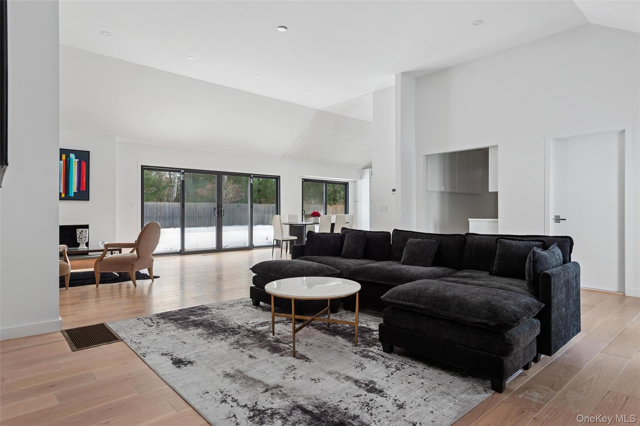 #4 photo, 10 Hampton Street, מחוז סאפוק Westhampton Beach , NY 11978