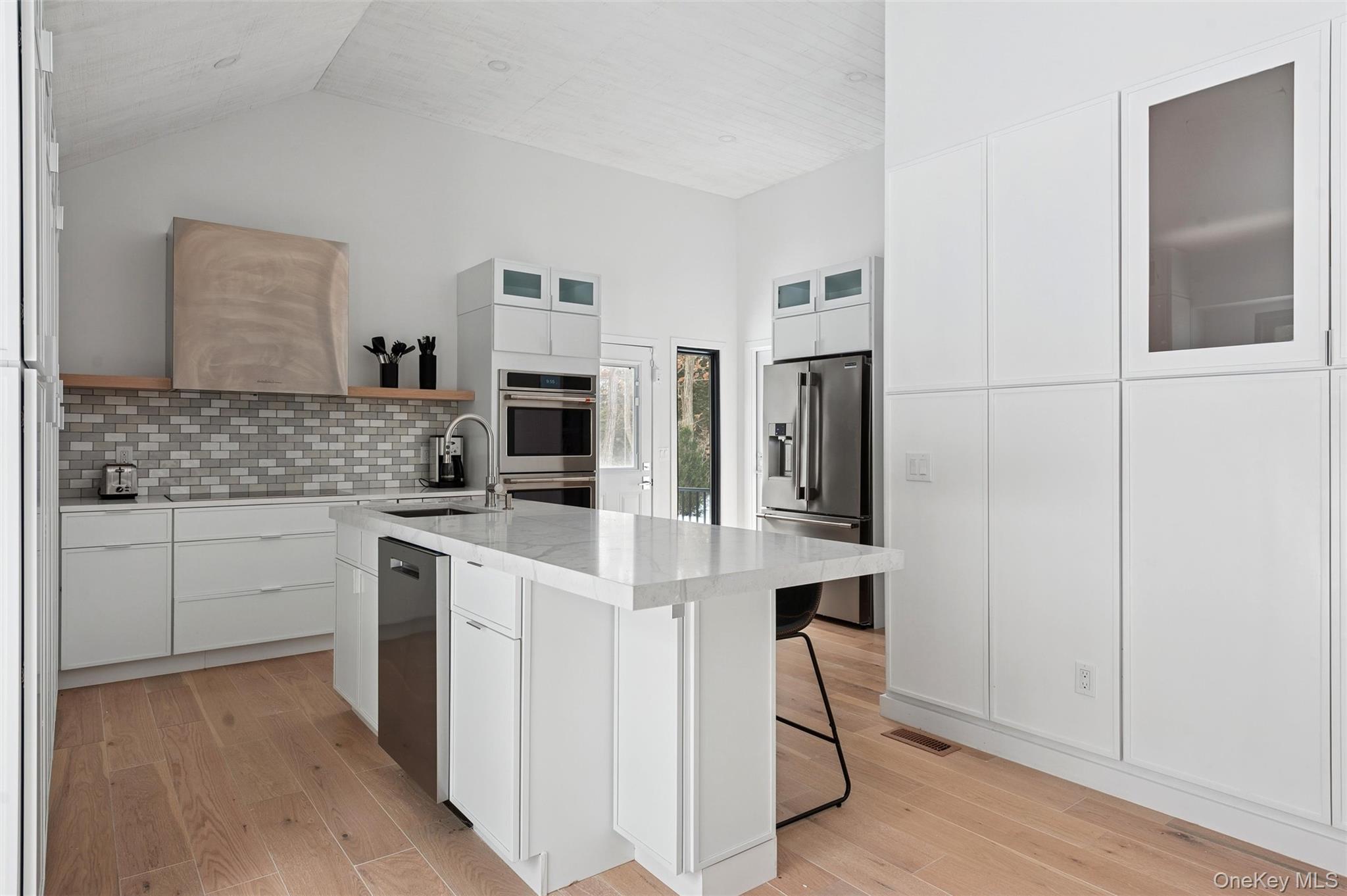 #8 photo, 10 Hampton Street, מחוז סאפוק Westhampton Beach , NY 11978