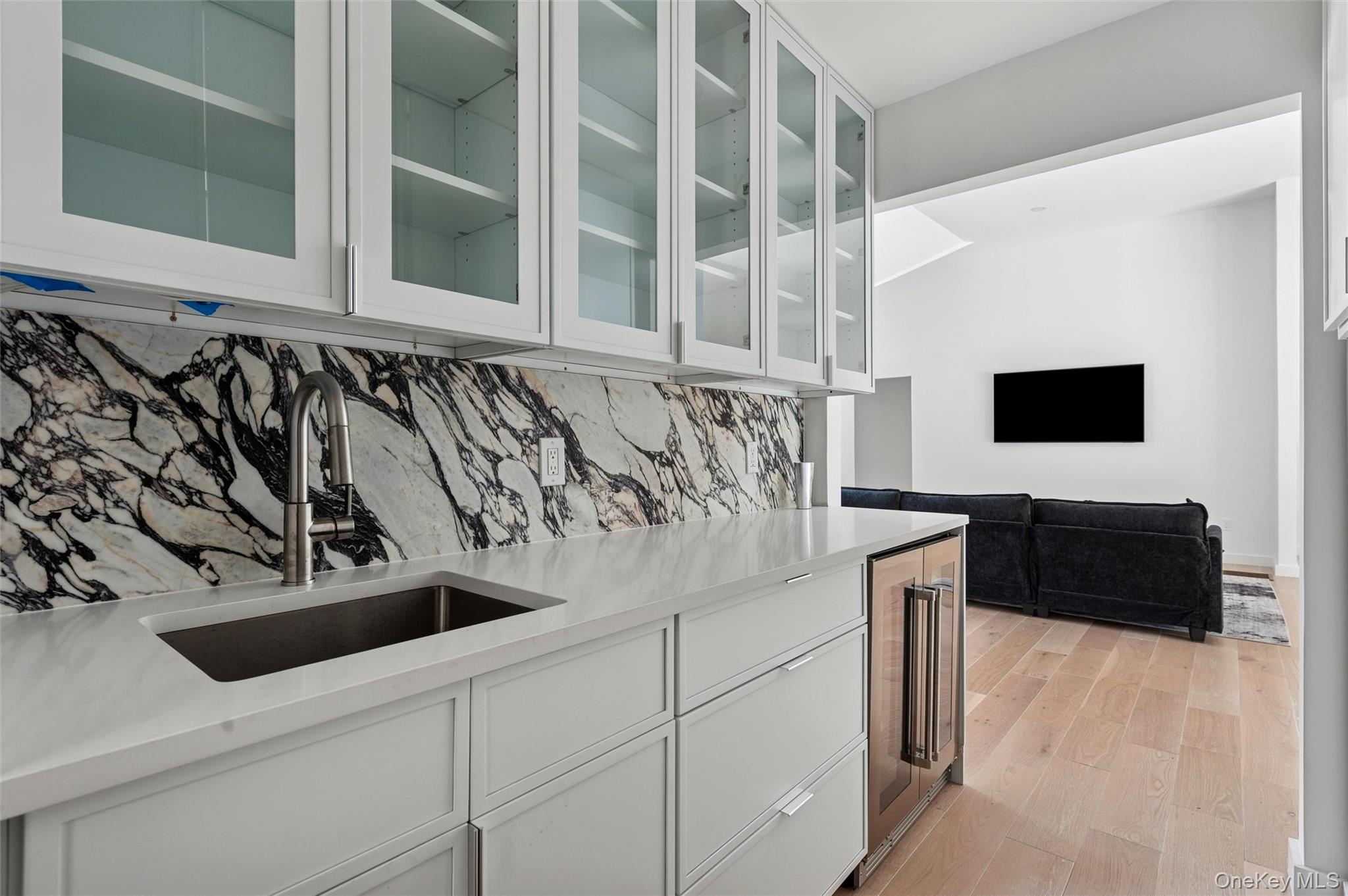 #9 photo, 10 Hampton Street, מחוז סאפוק Westhampton Beach , NY 11978