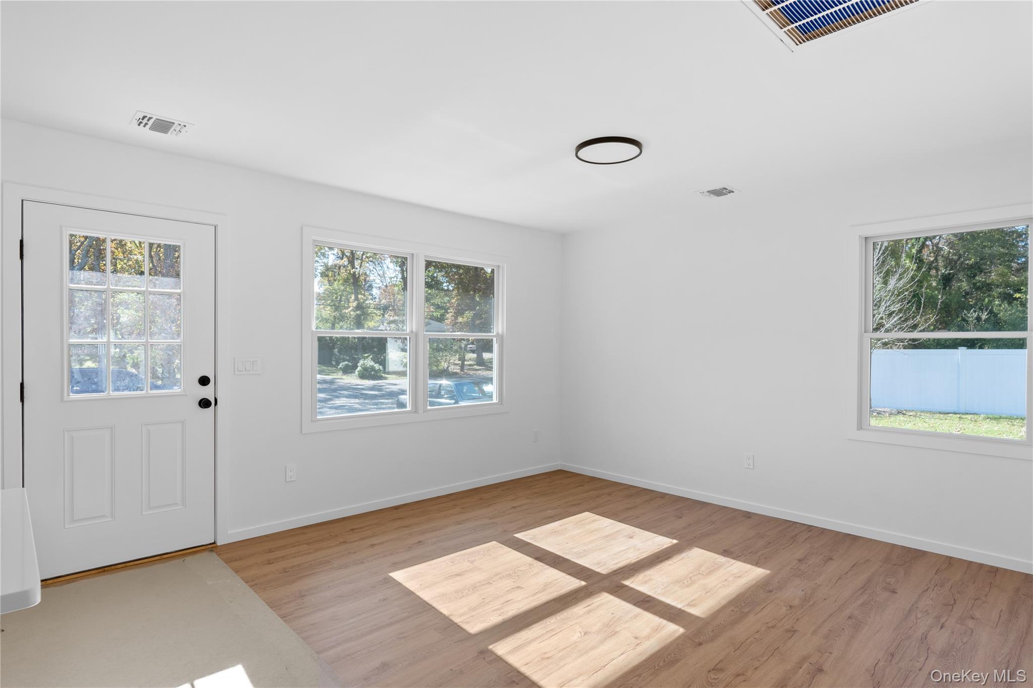 #4 photo, 20 Mortimer Street, מחוז סאפוק Westhampton , NY 11978