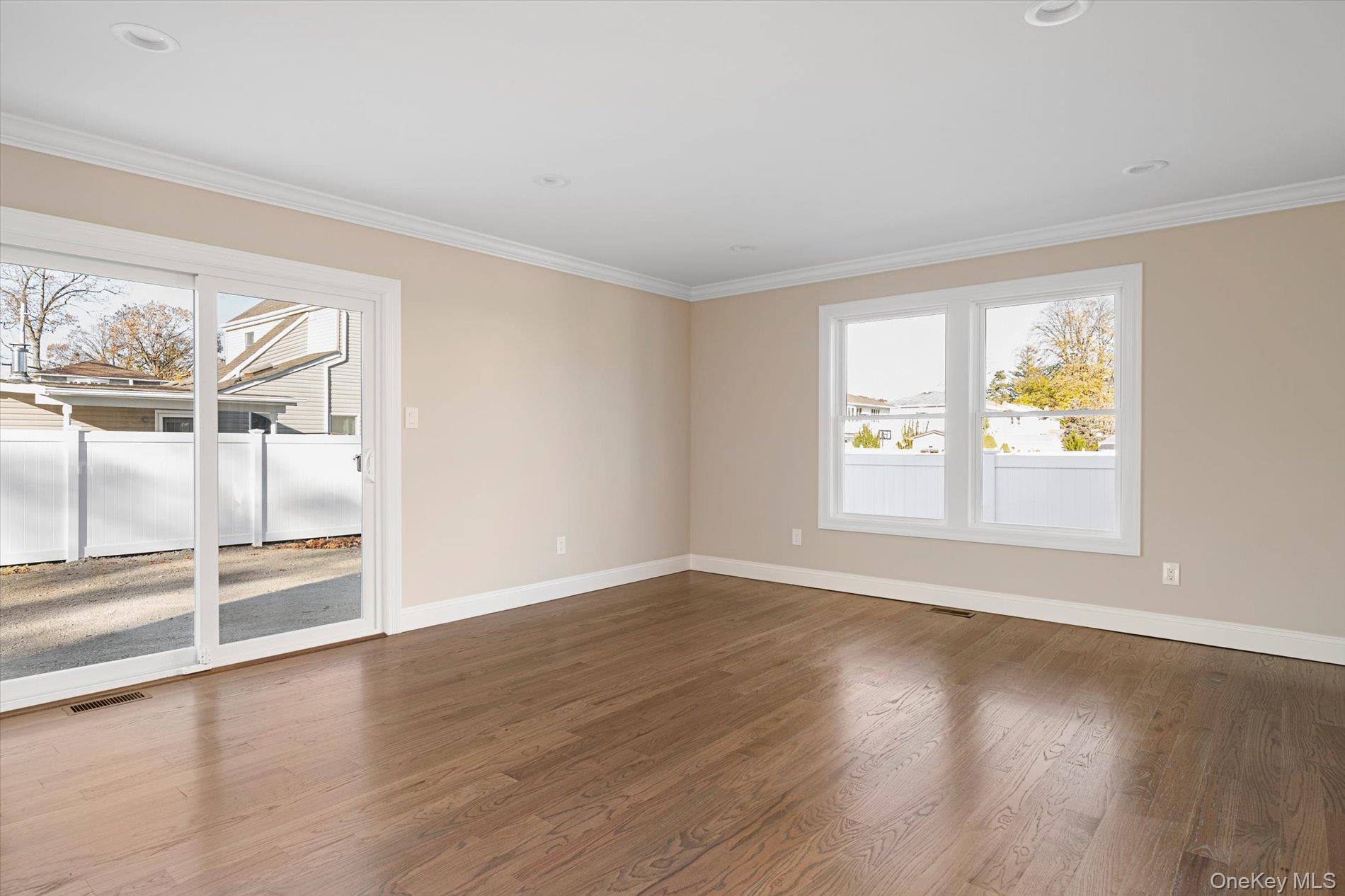 #7 photo, 6 Gail Grace Court, سوفولك Copiague , NY 11726