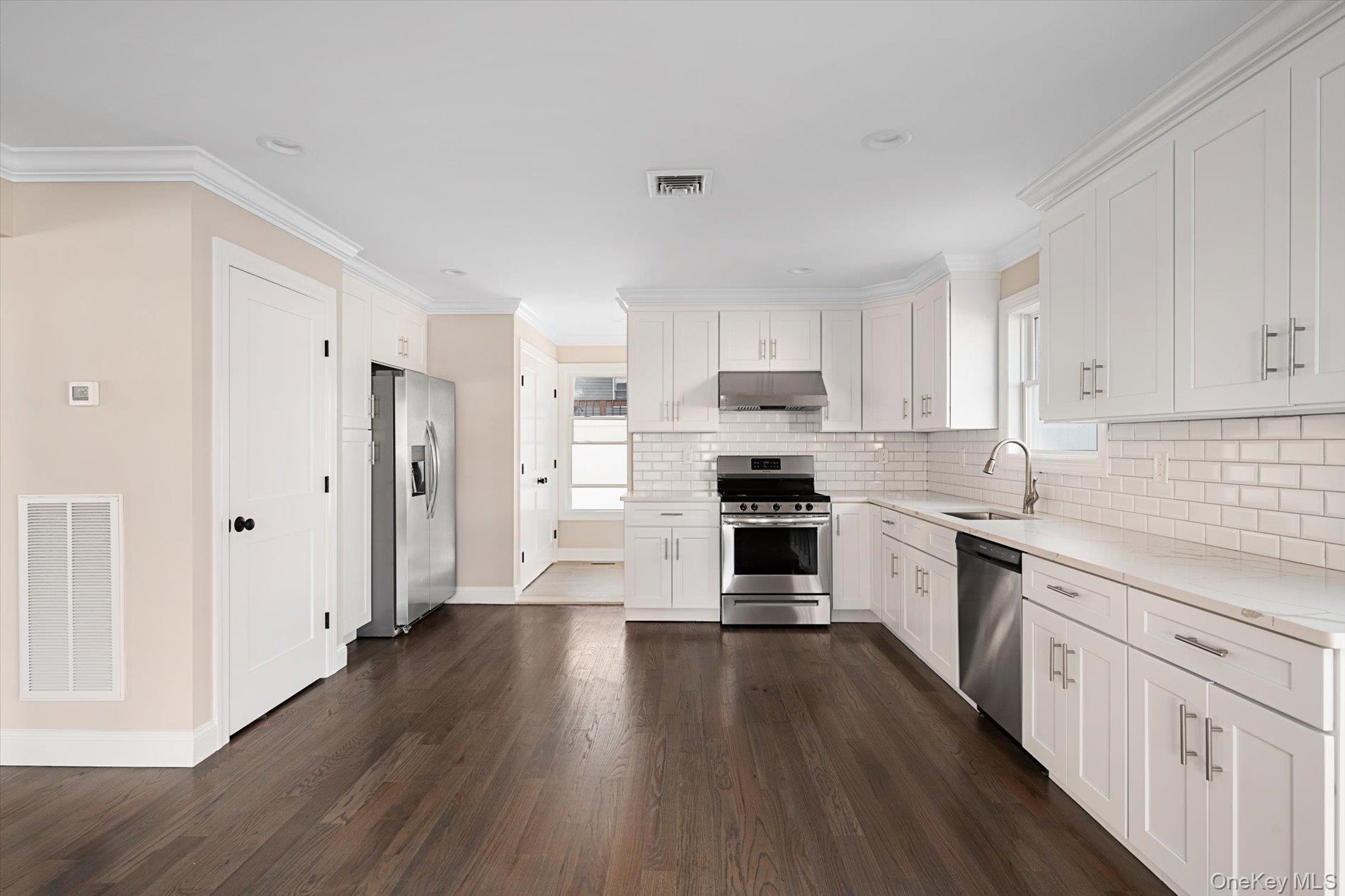 #9 photo, 6 Gail Grace Court, سوفولك Copiague , NY 11726