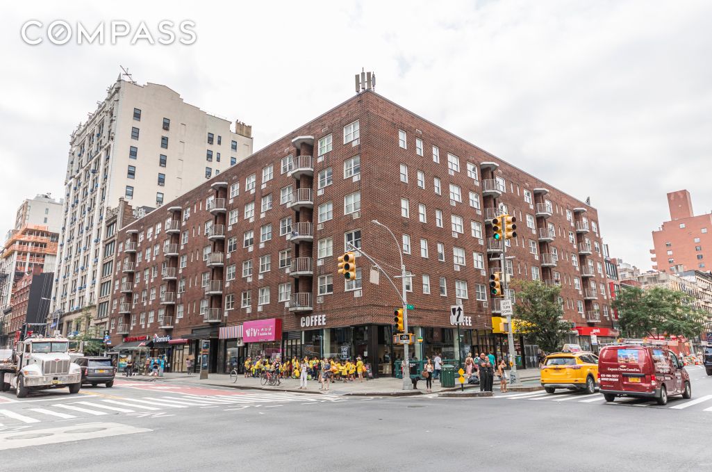 #4 photo, 170 W 23rd Street, Chelsea , NY 10011
