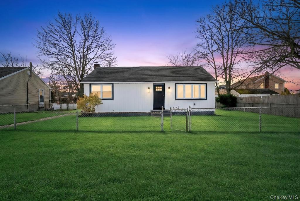 #1 photo, 33 Silverpine Drive, מחוז סאפוק Amityville , NY 11701