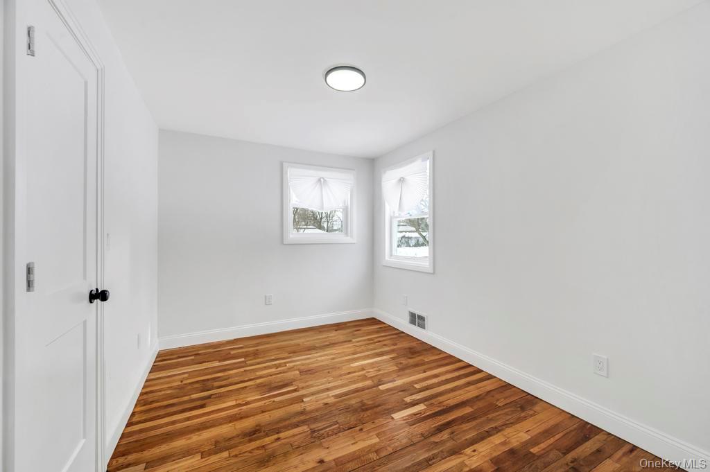 #11 photo, 33 Silverpine Drive, מחוז סאפוק Amityville , NY 11701