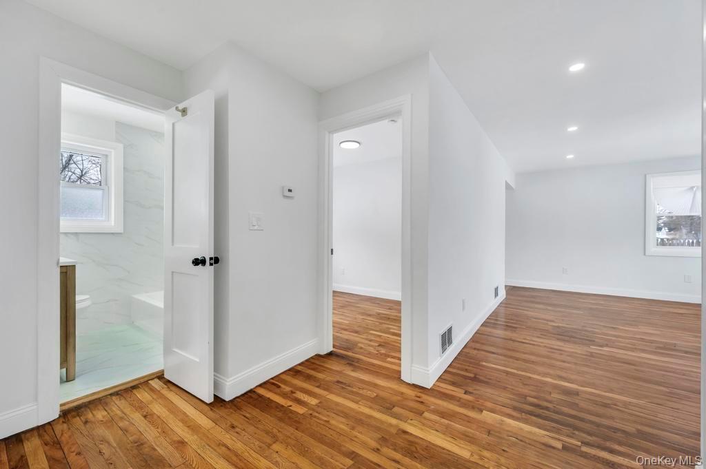 #15 photo, 33 Silverpine Drive, מחוז סאפוק Amityville , NY 11701