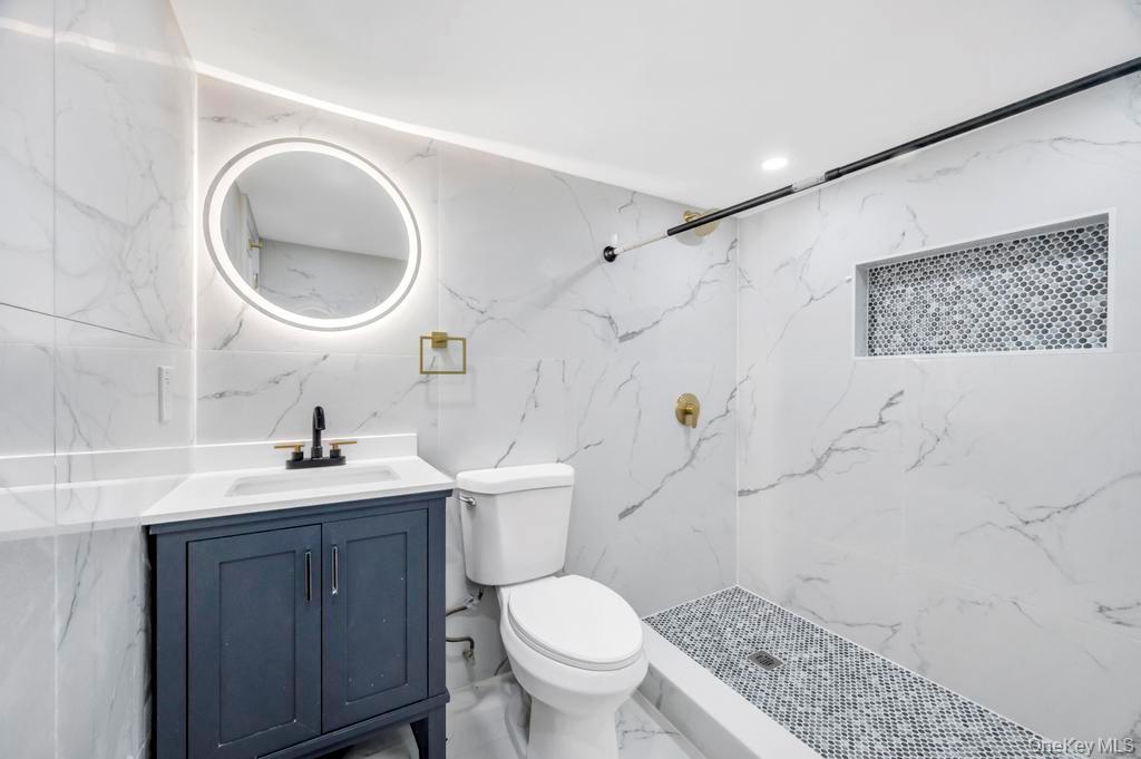 #16 photo, 33 Silverpine Drive, מחוז סאפוק Amityville , NY 11701