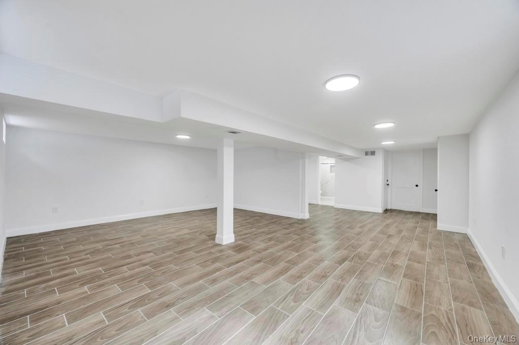 #18 photo, 33 Silverpine Drive, מחוז סאפוק Amityville , NY 11701