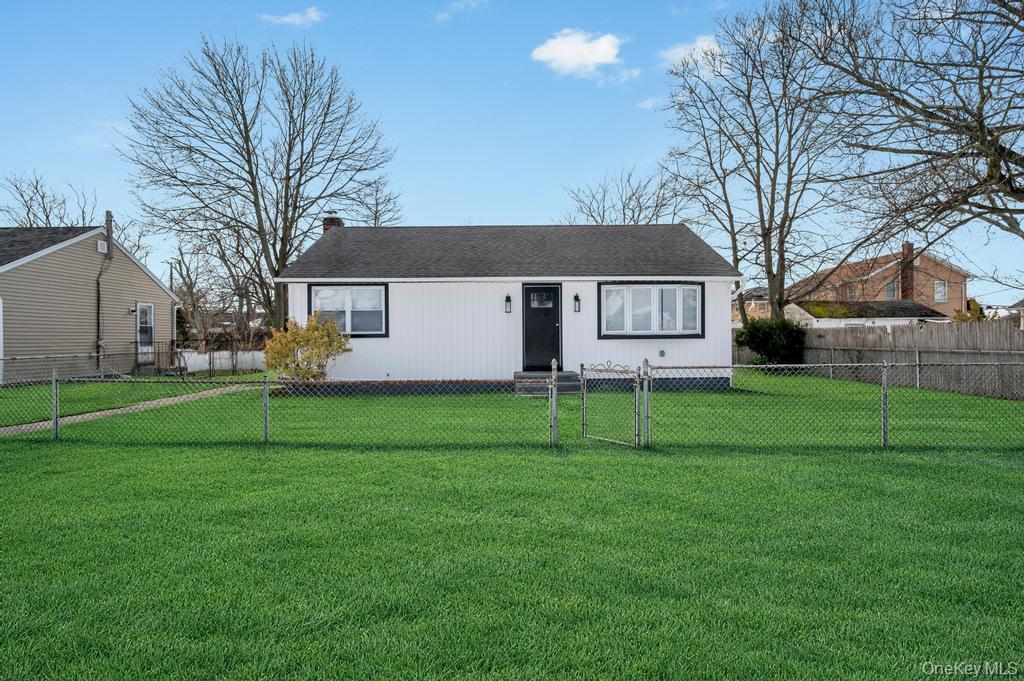 #2 photo, 33 Silverpine Drive, מחוז סאפוק Amityville , NY 11701