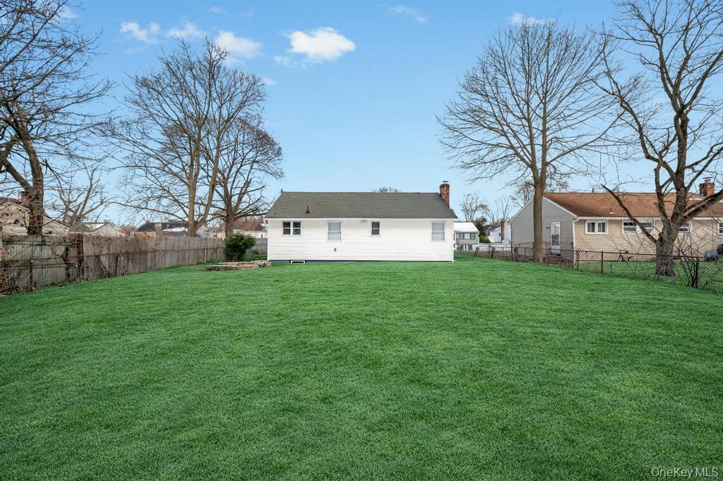 #20 photo, 33 Silverpine Drive, מחוז סאפוק Amityville , NY 11701