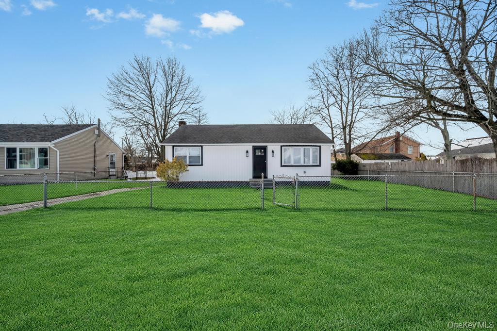 #3 photo, 33 Silverpine Drive, מחוז סאפוק Amityville , NY 11701