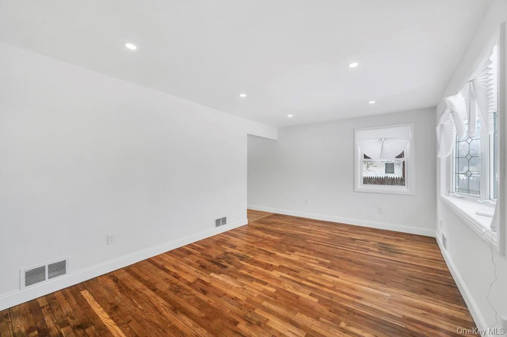 #7 photo, 33 Silverpine Drive, מחוז סאפוק Amityville , NY 11701