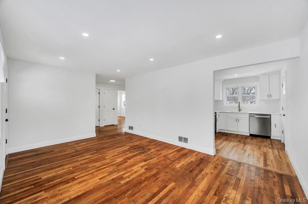 #8 photo, 33 Silverpine Drive, מחוז סאפוק Amityville , NY 11701