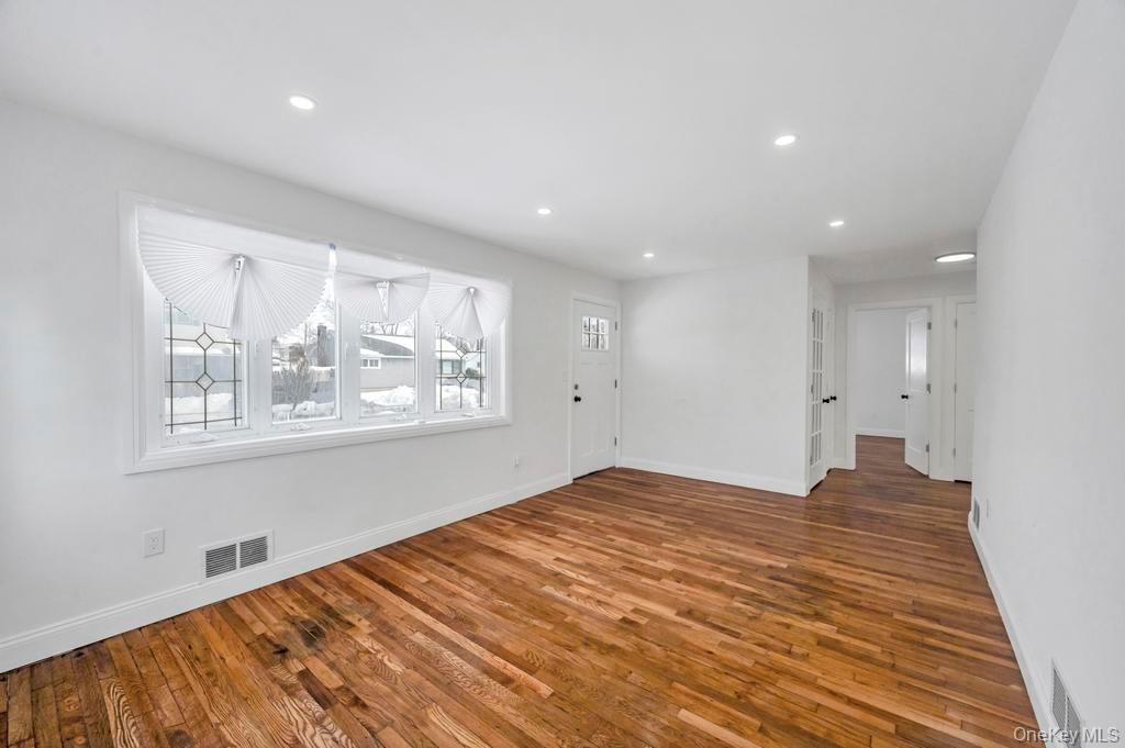 #9 photo, 33 Silverpine Drive, מחוז סאפוק Amityville , NY 11701